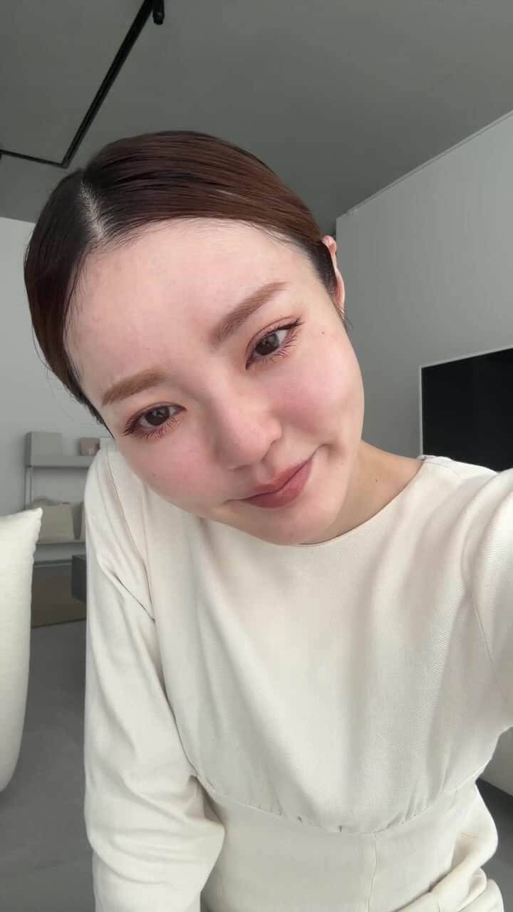 藤井明子のインスタグラム：「寝ぼけながらメイク」