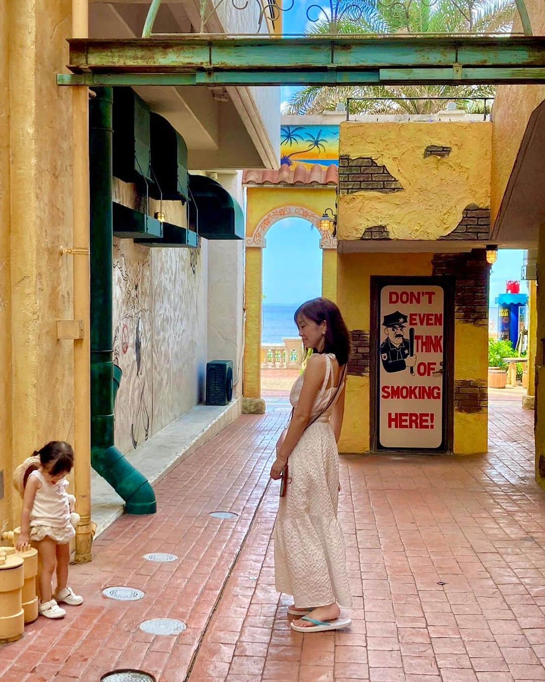 齊藤夢愛のインスタグラム：「アメリカンビレッジ🇺🇸🏝️ . 実は初めて訪れたアメリカンビレッジ☺️ . どこを歩いてもオシャレで可愛くてずーっとキャッキャしてました😍 . フォトスポットもたくさんあったよー^ ^ 今度は夜に行ってみたいな⭐️ . . #沖縄 #アメリカンビレッジ #沖縄旅行 #沖縄グルメ」
