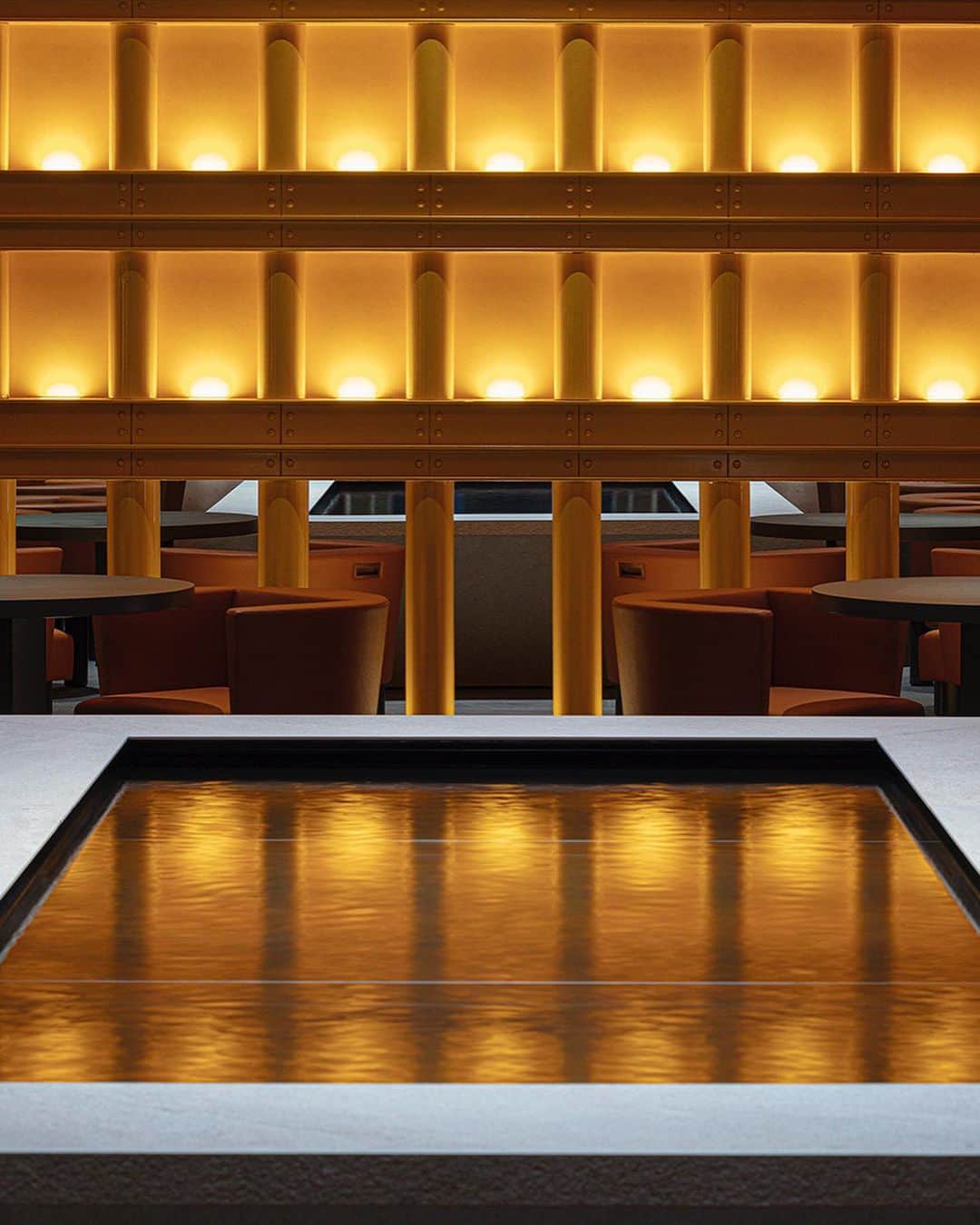ELLE DECOR JAPANさんのインスタグラム写真 - (ELLE DECOR JAPANInstagram)「日本を代表するデザイナーの内田繁、イタリアの巨匠アルド・ロッシ、倉俣史朗、エットレ・ソットサス、ガエターノ・ペッシェら国内外の気鋭のデザイナーが参画した“邸宅”という名の「ホテル イル・パラッツォ」は、日本の建築史上初のデザインホテルとして80年代末に誕生。　  『エル・デコ』デジタルでは、34年の時を経て蘇るその傑作をレポート。ぜひチェックして！  📍HOTEL IL PALAZZO （ホテル イル・パラッツォ） 福岡県福岡市中央区春吉3-13-1  text：Kaoruko Yasuda Photo：Satoshi Asakawa  #内田繁 #倉俣史朗 #エットレソットサス #アルドロッシ #ガエターノペッシェ #EttoreSottsass #AldoRossi #GaetanoPesce #ShiroKuramata #デザイン好き #デザインホテル #designhotel #HOTELILPALAZZO #ホテル イルパラッツォ #福岡ホテル #建築」9月30日 10時19分 - elledecorjapan