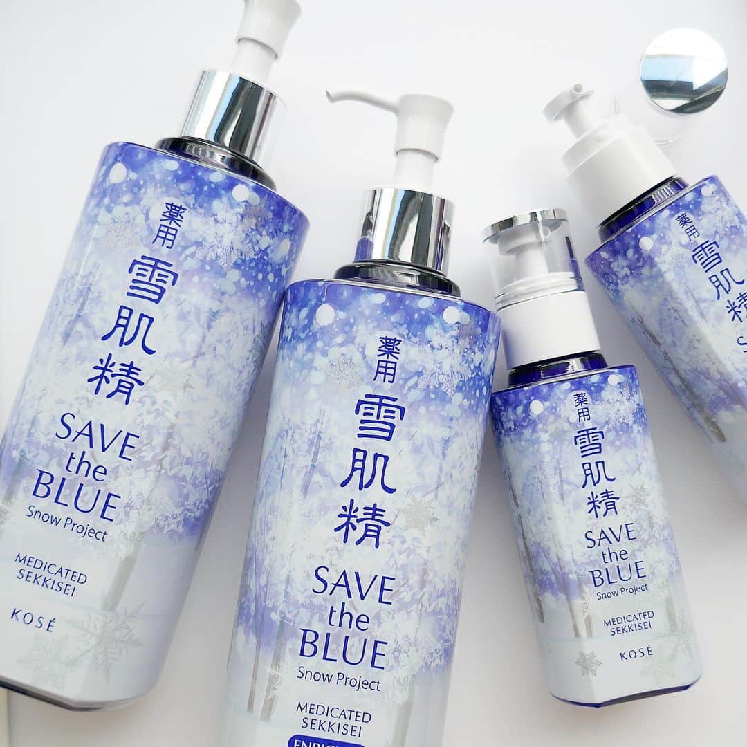 美的 Biteki's official Instagram! さんのインスタグラム写真 - (美的 Biteki's official Instagram! Instagram)「雪肌精のクリスマスコフレ2023情報が届きました。 今年は、2009年にスタートした「SAVE the BLUE」プロジェクトにちなんだ限定品が登場。 雪肌精の「SAVE the BLUE」は、サンゴの保全活動を支援するキャンペーンとして2009年にスタート。今回で2回目となる冬のキャンペーンは、「雪肌精 SAVE the BLUE ～ Snow Project ～」と題し、温暖化の原因となるCO2削減に貢献する“雪を守る”活動を実施。2023年11月16日（木）～12月31日（日）までの期間中の「雪肌精」対象商品の売り上げの一部が長野県北部の北アルプス山麓に広がる山岳リゾートである「Hakuba Valley」で使用される電力の再生可能エネルギーへの切り替えに活かされます。   【商品情報をcheck】 ◆画像2枚目 「薬用 雪肌精（SAVE the BLUE Snow Project限定デザイン）」［医薬部外品］500ml ￥9,900（税込） 約100種もの和漢植物から厳選した“透明感レシピ”で潤いを与え、キメ細かく、みずみずしく、透明感あふれる雪のような肌に導く薬用化粧水。乾燥によるくすみや肌あれ、ニキビも防ぎ、日やけや雪やけによるほてりも防ぎます。 たっぷり入ったスーパービッグサイズの限定ボトルは、顔はもちろん、首すじやボディに使ったり、コットンパックもおすすめ！   「薬用 雪肌精 エンリッチ（SAVE the BLUE Snow Project限定デザイン）」［医薬部外品］500ml ￥9,900（税込） より“しっとり感”がほしい人にうれしい「エンリッチ」も限定デザインボトルに。水分と油分の絶妙なバランスでベタつかず、キメのふっくらとした、潤いのある透明美肌に導きます。   「薬用 雪肌精　乳液（SAVE the BLUE Snow Project限定デザイン）」［医薬部外品］140ml ￥5,500（税込） メラニンの生成を抑え、シミ・そばかすを防ぐ有効成分“ビタミンC誘導体”を配合した薬用美白乳液。その他、ハトムギやトウキなど5種の和漢植物エキスを配合し、透明感の高い肌に導きます。   「薬用 雪肌精　乳液 エンリッチ（SAVE the BLUE Snow Project限定デザイン）」［医薬部外品］140ml ￥5,500（税込） 濃密な潤い感で、もっちりやわらかな透明美肌に導く「エンリッチ」タイプの薬用美白乳液。3種類のエモリエントオイルを配合し、コクのあるリッチな感触で、充実したしっとり感で満たします。 いつもより華やかなデザインの限定ボトルは、化粧水と一緒に洗面台やドレッサーに飾っておきたくなりそう！   ◆画像3枚目 「雪肌精 クリアウェルネス　敏感肌用化粧水 キット（SAVE the BLUE Snow Project限定デザイン）」￥2,420（税込） 「クリアウェルネス」からは、優しい使い心地の敏感・低刺激タイプの2アイテムのセットが登場。 敏感肌の“うるおいバリア”をサポートし、肌あれ・カサつきのない、しっとり健やかな透明素肌を目指す高保湿化粧水は、125mlの現品サイズがイン。さらに、たっぷり潤いを与えるとともに、その潤いをしっかりと密封し、閉じ込める乳液のミニサイズも入り、ラインで使うことができます。   ◆画像4枚目 「雪肌精　エッセンス ソープ Y」120g（枠練り） ￥1,540（税込） 発売から20年、惜しまれながらも2021年に販売終了した「清肌晶 石けん」をベースに、パワーアップして今年4月に誕生した「雪肌精　エッセンス ソープ」は、フィギュアスケート 羽生結弦選手選手とコラボレーション！羽生選手セレクトの“柚子蜜花”の香りで登場します。 ハーバルな香りに、上品な甘さと清々しさのある和精油“柚子”の香りを特別にブレンド。ふんわり優しい泡とともに、洗うたびに心まで癒されるような洗顔体験をかなえます。 洗い上がりは、磨きあげられたようなつるんとした肌に♪   ※2023年11月16日（木）限定発売（予約予定なし）   #雪肌精#スキンケア#化粧水#乳液#クリスマスコフレ#ホリデーコレクション#クリスマスコフレ2023#美肌#洗顔#bitekicom#美的クリスマスコフレ2023#限定#羽生結弦」9月30日 10時24分 - bitekicom