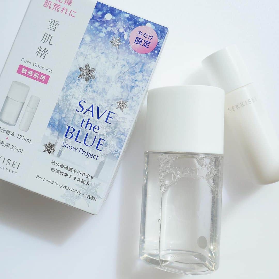 美的 Biteki's official Instagram! さんのインスタグラム写真 - (美的 Biteki's official Instagram! Instagram)「雪肌精のクリスマスコフレ2023情報が届きました。 今年は、2009年にスタートした「SAVE the BLUE」プロジェクトにちなんだ限定品が登場。 雪肌精の「SAVE the BLUE」は、サンゴの保全活動を支援するキャンペーンとして2009年にスタート。今回で2回目となる冬のキャンペーンは、「雪肌精 SAVE the BLUE ～ Snow Project ～」と題し、温暖化の原因となるCO2削減に貢献する“雪を守る”活動を実施。2023年11月16日（木）～12月31日（日）までの期間中の「雪肌精」対象商品の売り上げの一部が長野県北部の北アルプス山麓に広がる山岳リゾートである「Hakuba Valley」で使用される電力の再生可能エネルギーへの切り替えに活かされます。   【商品情報をcheck】 ◆画像2枚目 「薬用 雪肌精（SAVE the BLUE Snow Project限定デザイン）」［医薬部外品］500ml ￥9,900（税込） 約100種もの和漢植物から厳選した“透明感レシピ”で潤いを与え、キメ細かく、みずみずしく、透明感あふれる雪のような肌に導く薬用化粧水。乾燥によるくすみや肌あれ、ニキビも防ぎ、日やけや雪やけによるほてりも防ぎます。 たっぷり入ったスーパービッグサイズの限定ボトルは、顔はもちろん、首すじやボディに使ったり、コットンパックもおすすめ！   「薬用 雪肌精 エンリッチ（SAVE the BLUE Snow Project限定デザイン）」［医薬部外品］500ml ￥9,900（税込） より“しっとり感”がほしい人にうれしい「エンリッチ」も限定デザインボトルに。水分と油分の絶妙なバランスでベタつかず、キメのふっくらとした、潤いのある透明美肌に導きます。   「薬用 雪肌精　乳液（SAVE the BLUE Snow Project限定デザイン）」［医薬部外品］140ml ￥5,500（税込） メラニンの生成を抑え、シミ・そばかすを防ぐ有効成分“ビタミンC誘導体”を配合した薬用美白乳液。その他、ハトムギやトウキなど5種の和漢植物エキスを配合し、透明感の高い肌に導きます。   「薬用 雪肌精　乳液 エンリッチ（SAVE the BLUE Snow Project限定デザイン）」［医薬部外品］140ml ￥5,500（税込） 濃密な潤い感で、もっちりやわらかな透明美肌に導く「エンリッチ」タイプの薬用美白乳液。3種類のエモリエントオイルを配合し、コクのあるリッチな感触で、充実したしっとり感で満たします。 いつもより華やかなデザインの限定ボトルは、化粧水と一緒に洗面台やドレッサーに飾っておきたくなりそう！   ◆画像3枚目 「雪肌精 クリアウェルネス　敏感肌用化粧水 キット（SAVE the BLUE Snow Project限定デザイン）」￥2,420（税込） 「クリアウェルネス」からは、優しい使い心地の敏感・低刺激タイプの2アイテムのセットが登場。 敏感肌の“うるおいバリア”をサポートし、肌あれ・カサつきのない、しっとり健やかな透明素肌を目指す高保湿化粧水は、125mlの現品サイズがイン。さらに、たっぷり潤いを与えるとともに、その潤いをしっかりと密封し、閉じ込める乳液のミニサイズも入り、ラインで使うことができます。   ◆画像4枚目 「雪肌精　エッセンス ソープ Y」120g（枠練り） ￥1,540（税込） 発売から20年、惜しまれながらも2021年に販売終了した「清肌晶 石けん」をベースに、パワーアップして今年4月に誕生した「雪肌精　エッセンス ソープ」は、フィギュアスケート 羽生結弦選手選手とコラボレーション！羽生選手セレクトの“柚子蜜花”の香りで登場します。 ハーバルな香りに、上品な甘さと清々しさのある和精油“柚子”の香りを特別にブレンド。ふんわり優しい泡とともに、洗うたびに心まで癒されるような洗顔体験をかなえます。 洗い上がりは、磨きあげられたようなつるんとした肌に♪   ※2023年11月16日（木）限定発売（予約予定なし）   #雪肌精#スキンケア#化粧水#乳液#クリスマスコフレ#ホリデーコレクション#クリスマスコフレ2023#美肌#洗顔#bitekicom#美的クリスマスコフレ2023#限定#羽生結弦」9月30日 10時24分 - bitekicom