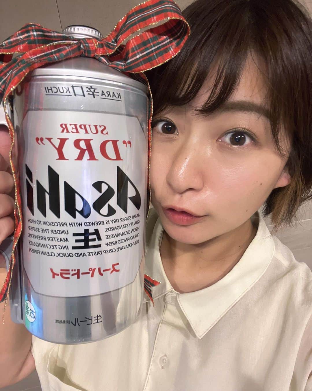 稲富菜穂のインスタグラム：「明日から１０月、 ムーチョコラムにも書かせて頂いたのですが✍️  今週のliveニュース先週で、 生中継リポーターを番組と共に卒業🎓しました！  最後は浜のおばちゃん家で、 勝浦さんのパワーを頂きながら楽しく生中継終えることが出来ました🙇‍♂️有難うございます！  前番組のつながるnewsから2年半ほど？ 長くりんくう局の皆様とお仕事させて頂き、 毎週火曜日が楽しみで岡山さんやスタッフさんに会えるのが嬉しくて楽しくて仕方ありませんでしたっ！  岡山さんの背中を見て学ぶことも沢山、 スタッフの皆様に教えて頂くことも沢山、 楽しい現場なのに勉強になる事が多くて本当に感謝。  スタジオでコメントする役割も、 生中継での立ち回りもこのjcomりんくう局さんで学ばせて頂きました🙇‍♂️💐  あと、 泉州エリアの皆様が優しくて温かくて。 生中継で皆様の地域愛に触れられた事とても幸せです！ 私も海も山もあってアクティブで最高な泉州エリアが大好きになりました、皆様地域愛のお裾分け、有難うございました🙇‍♂️♩  来月から火曜日の楽しみないのが寂しいなぁ。 でもまた皆様とお仕事できるように日々精進！ そんな気持ちで新たに10月を迎えたいです🌕♩  最後jcomりんくう局へ寄ってみたら、 なんと花束ではなく2リットルのビールと日本酒を頂きました😳🤣💐🙌  アサヒってところが分かってる〜🤣🤣💕  小顔効果抜群なほどの大きさでめちゃくちゃおもろい🤣笑  本当に皆様と過ごせた時間が貴重でした！ 有難うございました😭！！！  家のカウンターにお酒並べてたりするんやけどパンパンなってきた、、笑 並べ方なんかちゃんとしよう。。  見て下さってた皆様も有難うございました🥹🙇‍♂️💕  #jcomりんくう #liveニュース泉州 #泉州エリア #つながるnews南大阪りんくう和歌山」