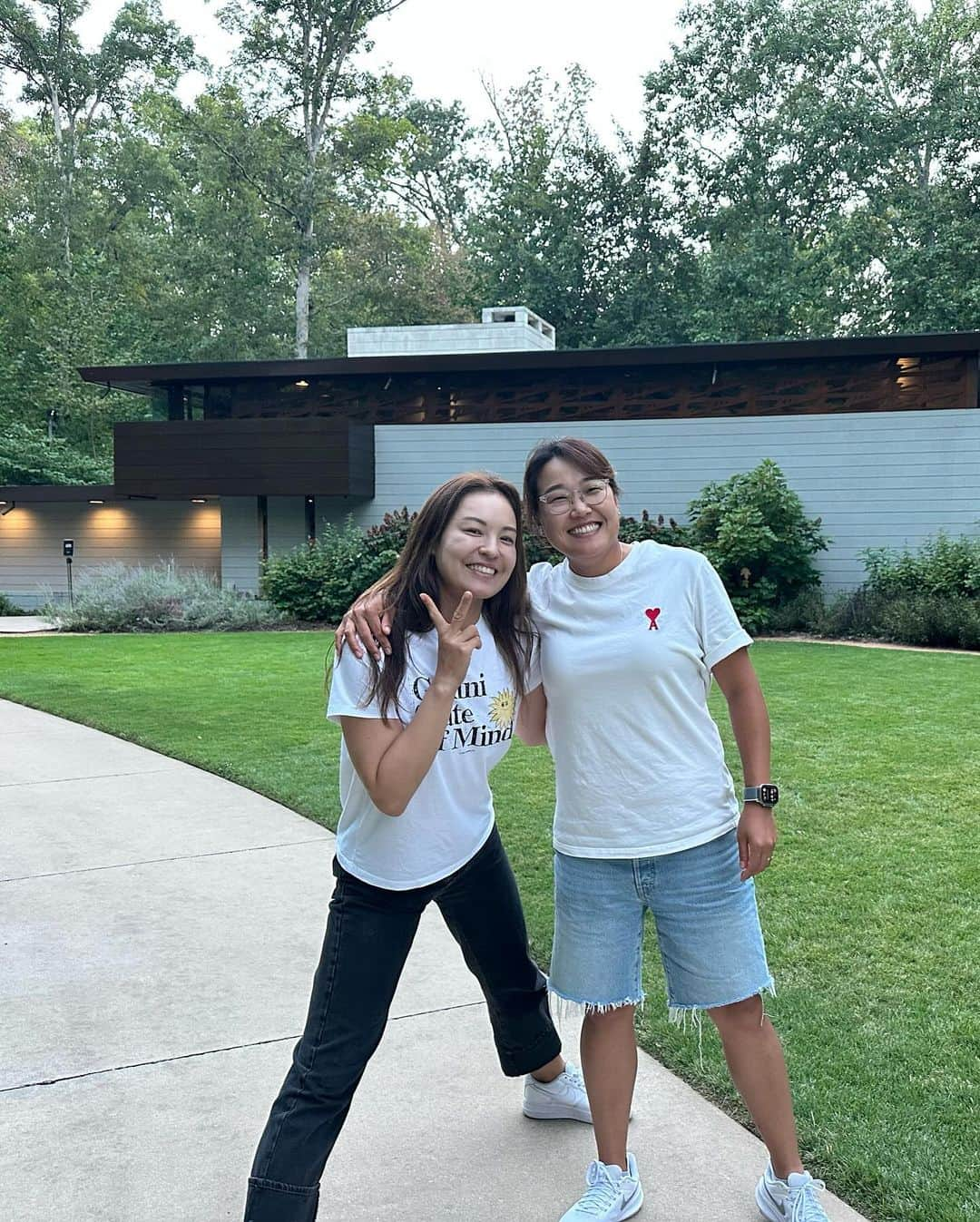 イリー・リーさんのインスタグラム写真 - (イリー・リーInstagram)「Went to Crystal Bridges Museum with my lovely big sis and little sis ♥️ @kktamulis @ingeechun_dumbo  @nwachampionship」9月30日 10時28分 - ilheelee