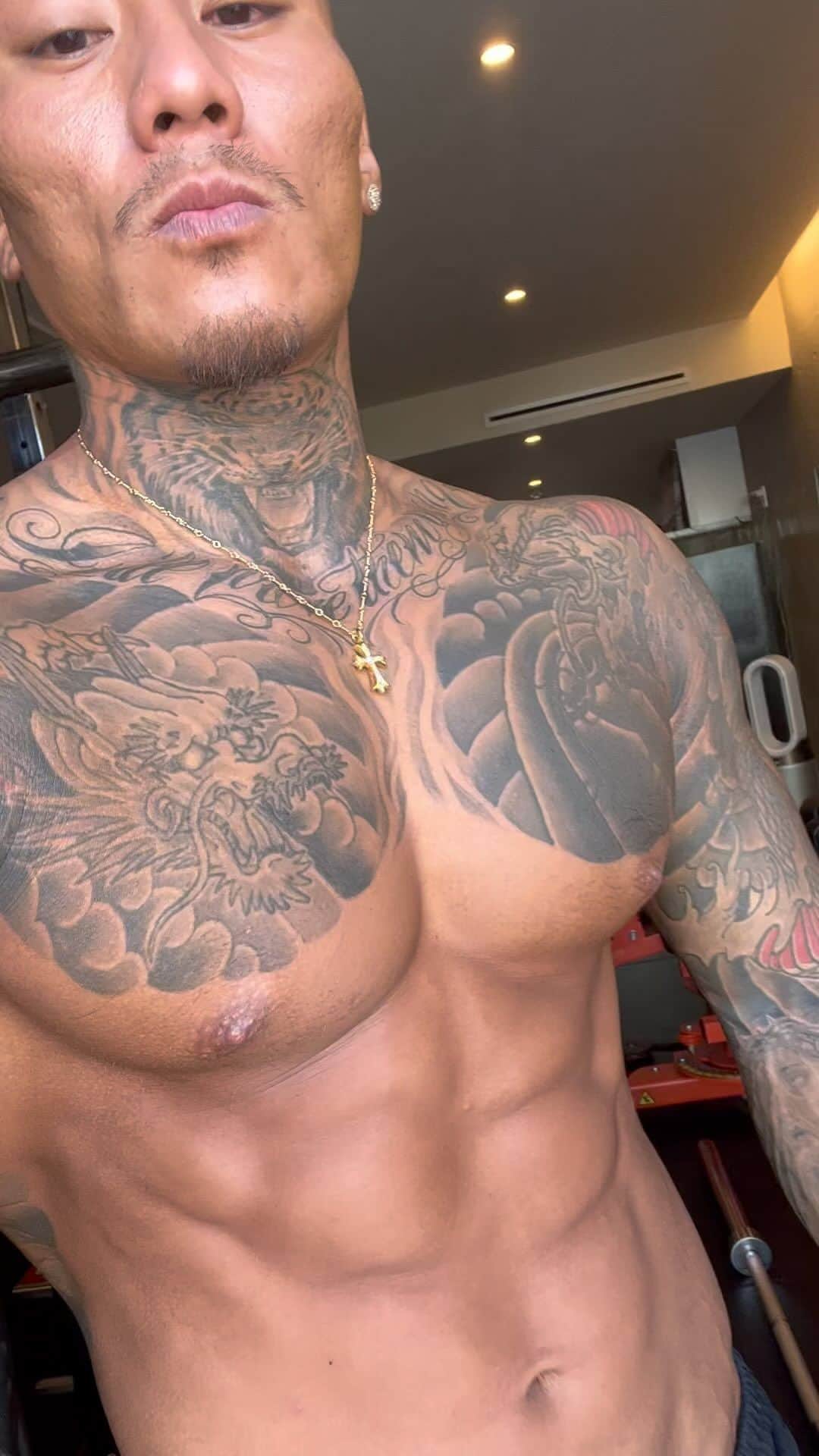 のインスタグラム：「#fitness#workout#gym#training#physique#bodybuilding#tattoo#japanesetattoo#腹筋  久しぶりぶり腹筋。 腹筋は自信をくれます。 大阪はモンスター降臨します🔥⚔️🔥」