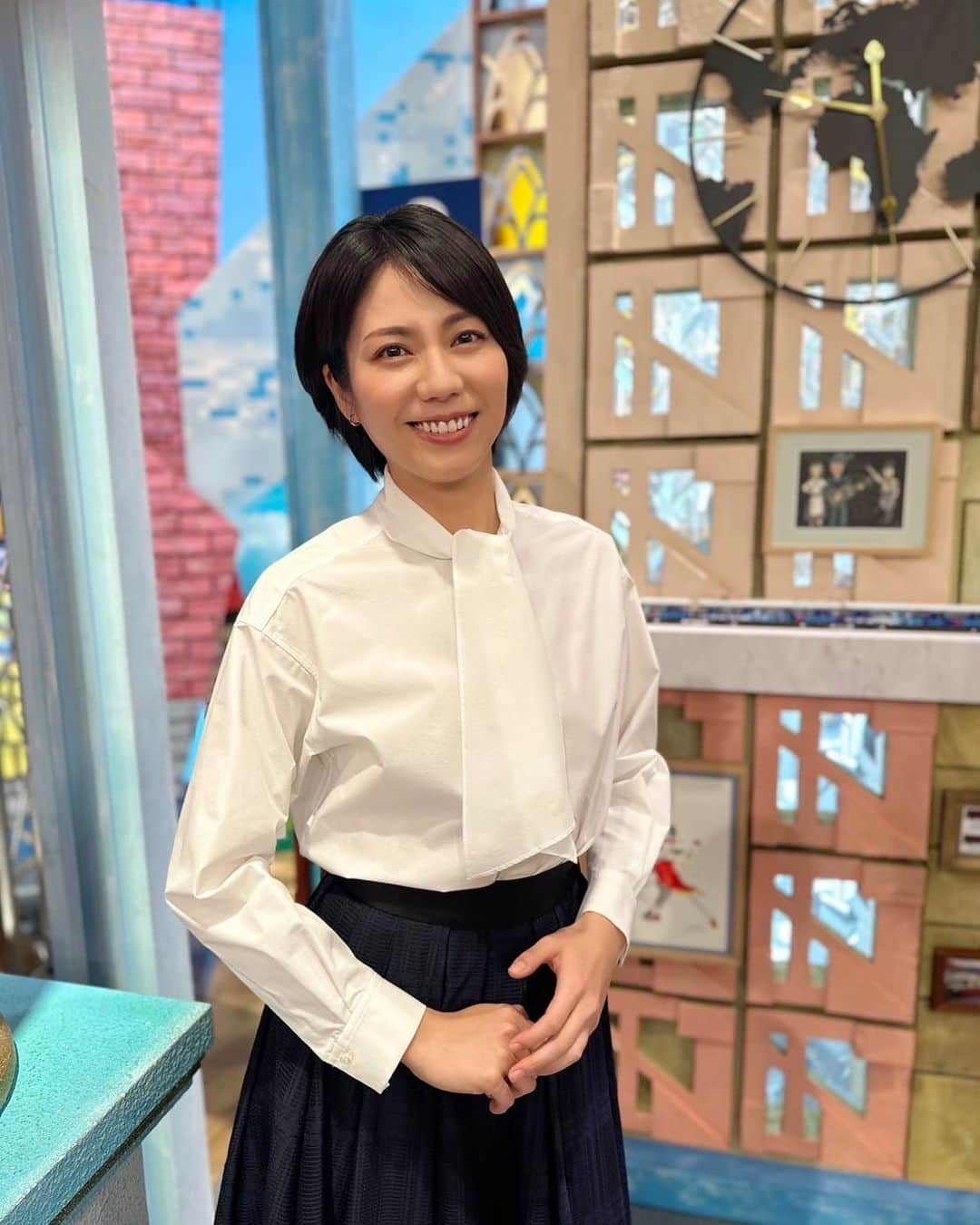 松下奈緒のインスタグラム：「皆さんこんにちは☀️  本日も「旅サラダ」をご覧いただきありがとうございました！  宮古島ブルーは一度見てみたいですね〜 あっ！その前にあの深さまで行くにはダイビングのライセンス取らなきゃですねww  アフリカの旅は、まさかの“ビッグ5”制覇！！  ヒョウは本当になかなか見られないと、ケニアに行った時に言われました。🐆 またいつかアフリカに行きたいです😆  来週は涼体調にはお気をつけ下さい😊 #旅サラダ @tabisalad   #松下奈緒 <衣装> ブラウス #CYCLAS スカート #LEPHIL イヤリング #vendomeaoyama」