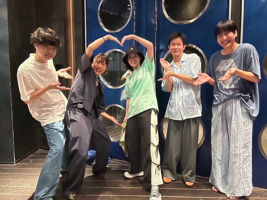 豊嶋花のインスタグラム：「な！な！なんと！私の大好きなリュックと添い寝ごはんさんのツアーファイナルに、草川さんがくださった''お誘いですか？''Tシャツを着てお邪魔しました🥲💗 みなしょーのEDがリュクソさんだと家で知った時は嬉しすぎて泣いちゃいました〜 ライブ中も手の震えが止まらなくて…メンバーの皆さんもとっても優しかったです🍚 ツアーお疲れ様でした！ おねだりしたらピックを頂けたのでギター練習のモチベにして頑張ります❤️‍🔥  素敵な出会いに心から感謝です🥹」