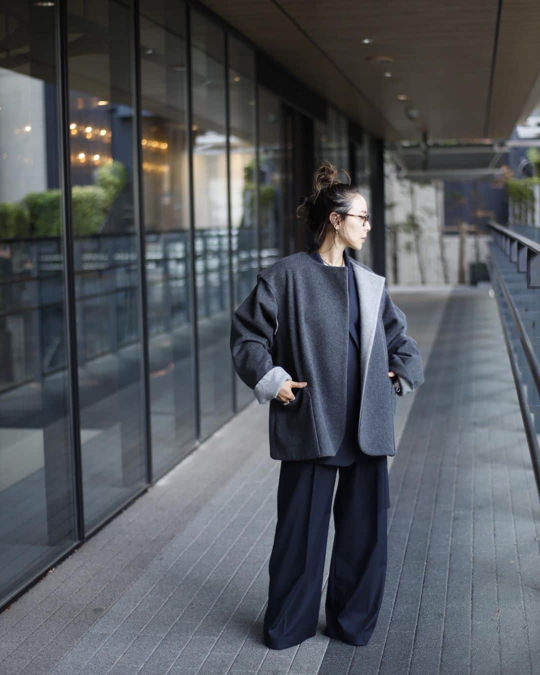Kojima reikoのインスタグラム：「...  @coaw__   wool reversible coat / grey layered pants/ navy  リバーシブルのコートは袖を外して ベストでも。 付属のレザーベルトを締めれば表情も 変わります。  暖冬にも最適です。  #coaw  @baycrews」