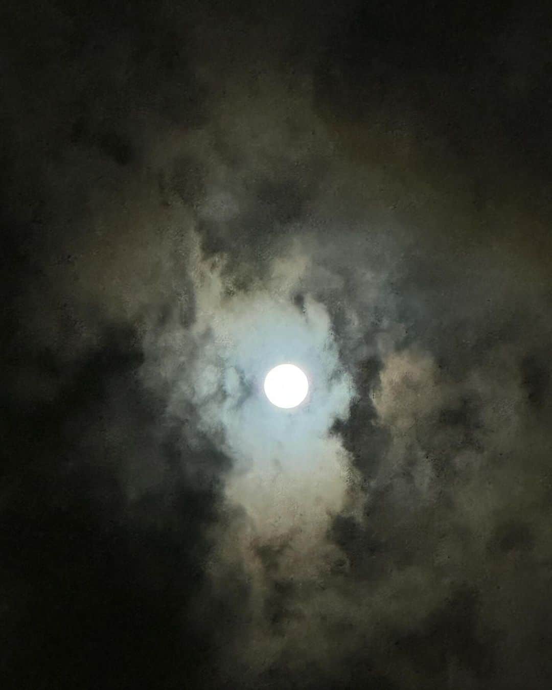 関智一のインスタグラム：「昨日の帰りがけに中秋の名月！ タイミングよく御目見！  #中秋の名月 #帰り道」