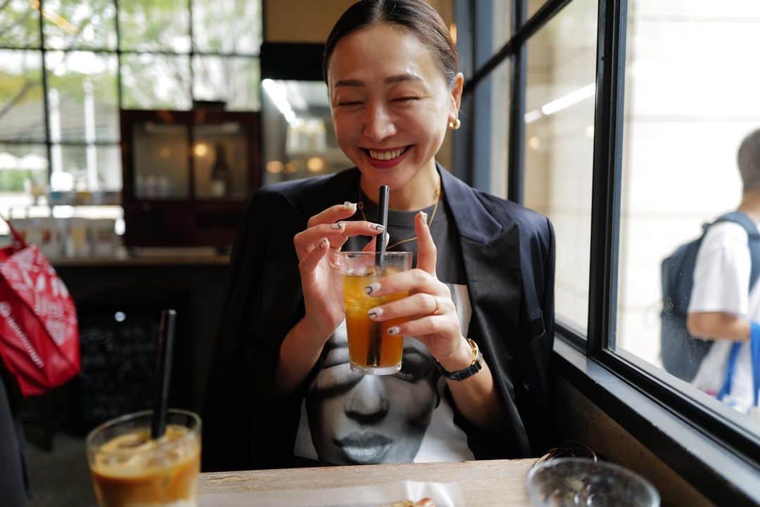 のインスタグラム：「久々の朝ブリコ🥐 @bricolage_bread_and_company  近くに住んでいた時は週3.4は来ていた大好きなカフェ  私的定番のジャンボンブールにパン・オ・ショコラにテシオロール(スパイシーなクロワッサン生地にソーセージが入ったの)本当においしい🤤  食べ損ねたけど今日からチョコレートタルトが復活とか ここのチョコタルトは絶品！  相変わらず大人気で終始行列ですごいなぁ👏🏻👏🏻👏🏻  #life #朝食 #bricolagebreadandcompany」