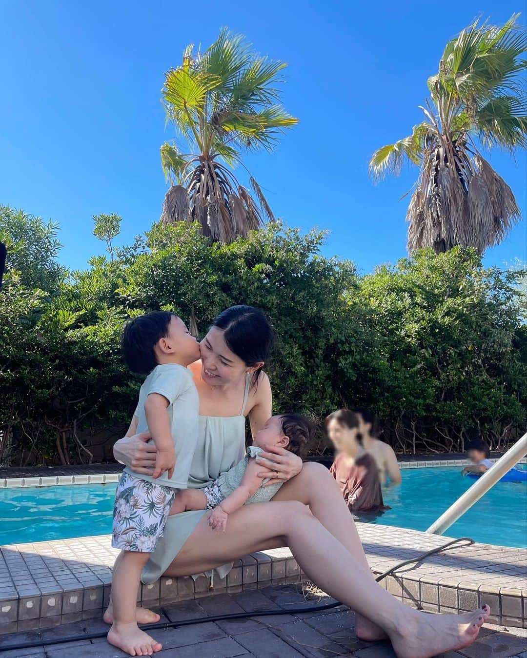 田中響子のインスタグラム：「xoxoブーム到来。 パパもママもデレデレです、、🤤  小さなboyfriend くん いつまでしてくれるかしら？  家族でアンバサダーをしている @amusa_official のスイムウェア。 みんなで着ると更にかわいい🌴  娘はどんな状況でも熟睡です💤」