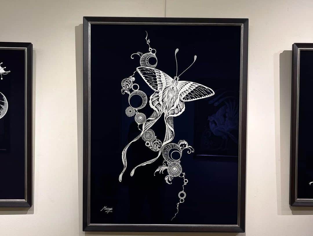 切り剣Masayoのインスタグラム：「【切り剣Masayo 切り絵展】 いよいよ本日、9月30日から開催です！  本日は開始から終了まで在廊予定です😊 話しかけてくださいね！  今回の新作、「月鮟鱇」「孔雀羽衣」「スソビキアゲハ」、かなり気に入っています✨ぜひ実物を見て欲しいです✨  在廊予定は  9月30日(土)開始から終了まで 10月1日(日)開始よりやや遅れますが1時までには到着予定〜終了まで 10月6日(金)13時30分から終了まで 10月7日(土・最終日)開始から終了まで  #切り絵 #切り絵個展 #メゾンドネコ」