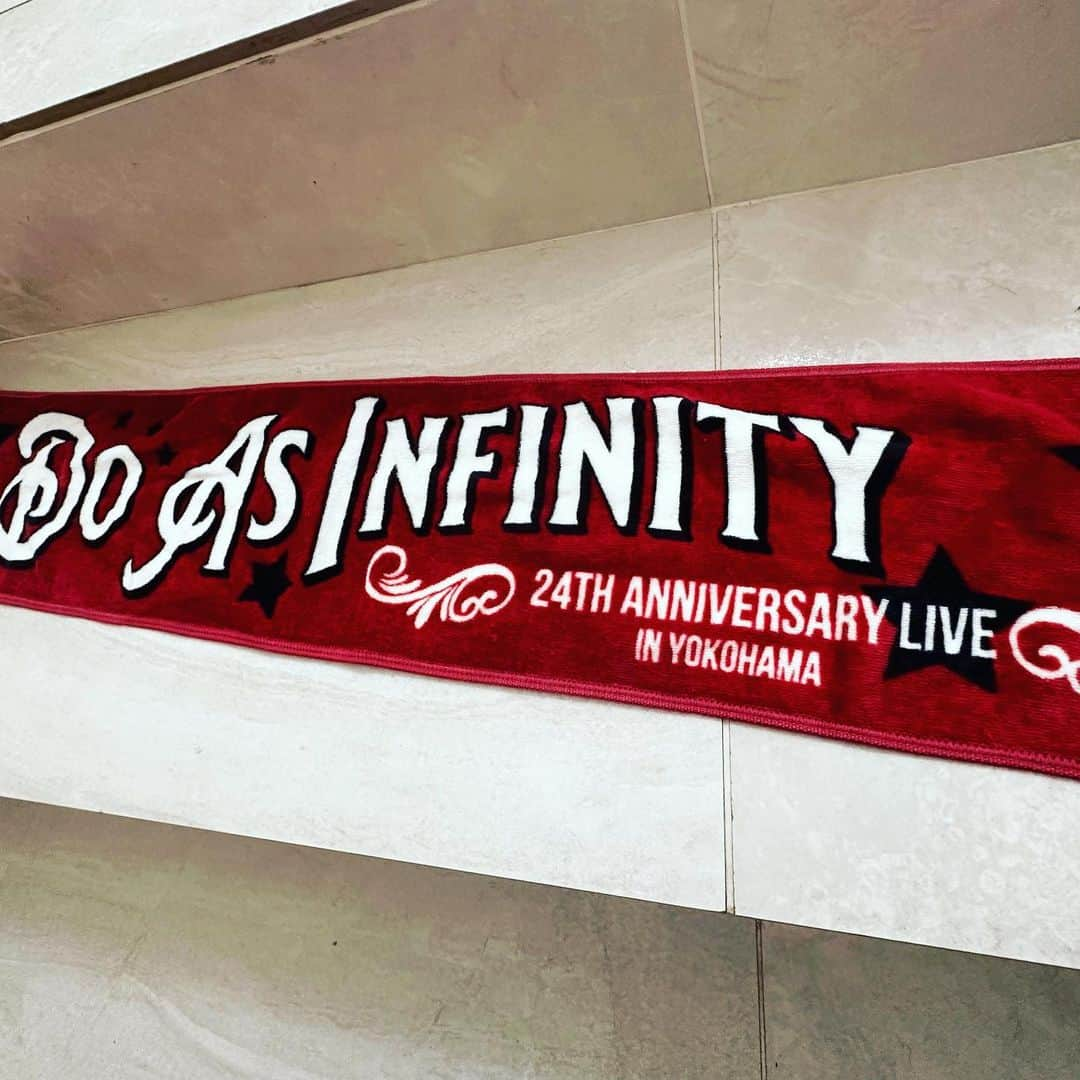 KENJI03さんのインスタグラム写真 - (KENJI03Instagram)「#doasinfinity 24周年LIVEに行ってきました‼️ 名曲揃いでほぼ歌えたし、 伴さんの声が最高に心地よかったです。 そして、 10代の頃から聴いてるバンドが 目の前で自分が作った曲を演奏してる光景にグッときました。 今日からまた頑張ります🔥 24周年おめでとうございます‼️  #doasinfinity #記念写真 #撮り忘れた #タオル振り回しすぎた #プロペラ #hiyunk #backon #KENJI03」9月30日 10時59分 - hiyunk_backon