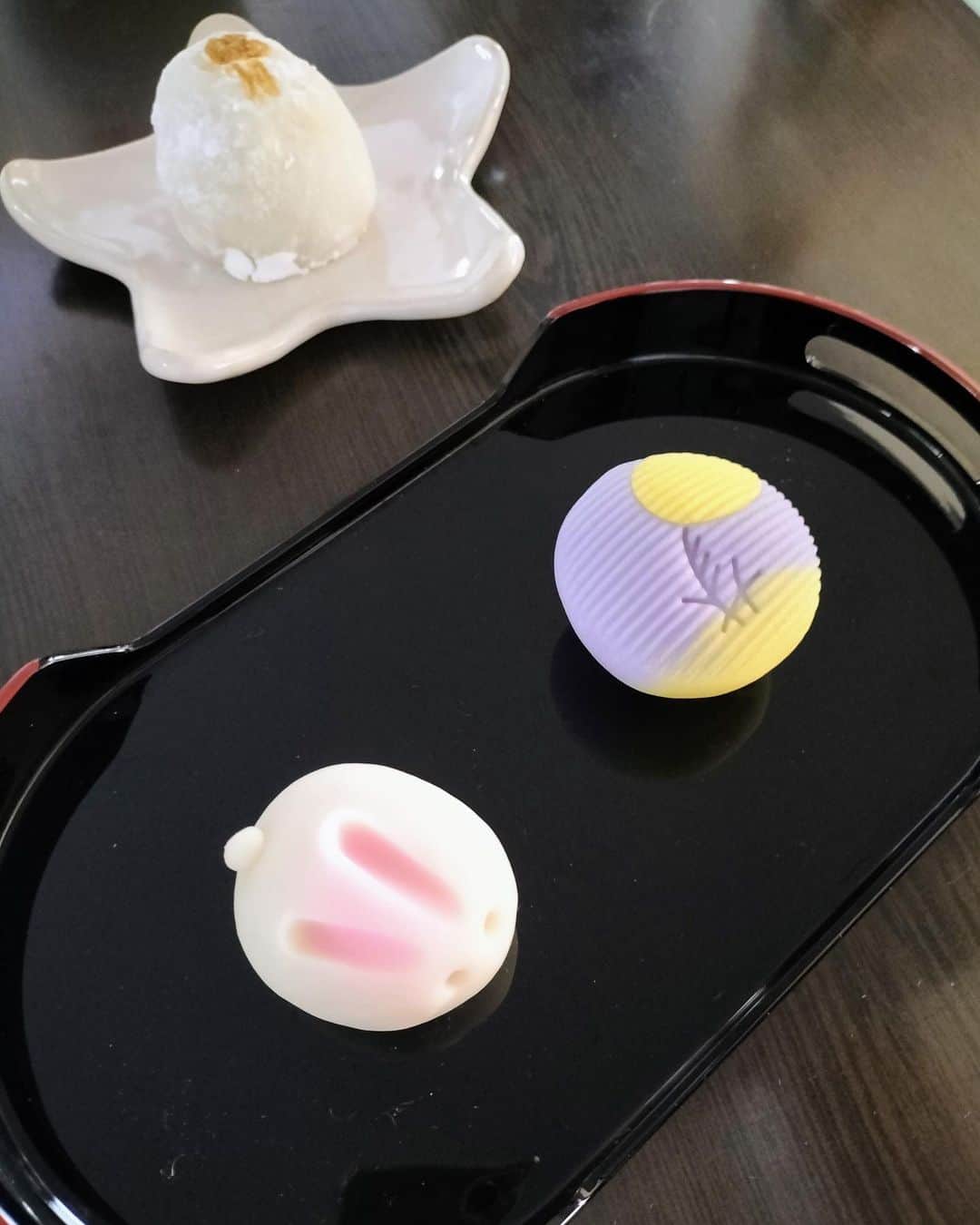のインスタグラム：「🌝 🐇お月見 可愛い上生菓子と満月大福と みんなは満月見れましたか？ 私はバッチリ見れました😆写真は上手く撮れてません... 9月は目まぐるしい毎日でした💦 通常のお仕事以外に市民講座、コアコンイベント、骨盤底筋クラス、お料理教室、雑誌の撮影❗️ 10月はお勉強の月にしようと思ってます😊 今日は大好きな人の大切な日🤍💒♥️ 行ってきま〜す♪ #上生菓子#和菓子#満月大福#月見うさぎ#🐇」
