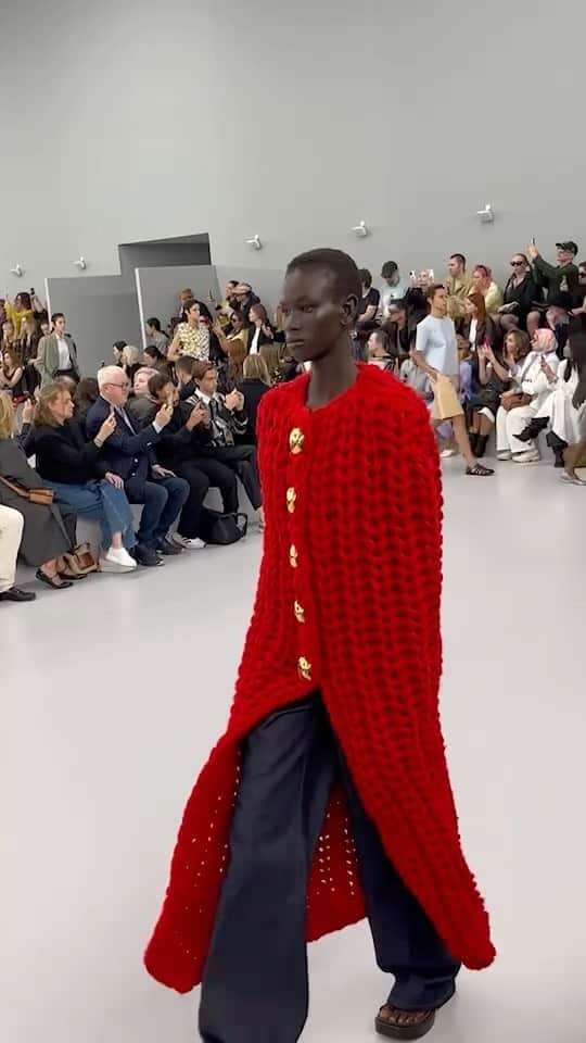 のインスタグラム：「【#WWDJAPANパリコレ取材】「ロエベ（LOEWE）」が2024年春夏コレクションを発表しました。  #LOEWE#ロエベ#LOEWEss24#pariscollection#pfw#fashionweek#parisfashionweek#fashion#fashioncollection#fashionshow#パリコレクション#パリコレ#ファッションショー」