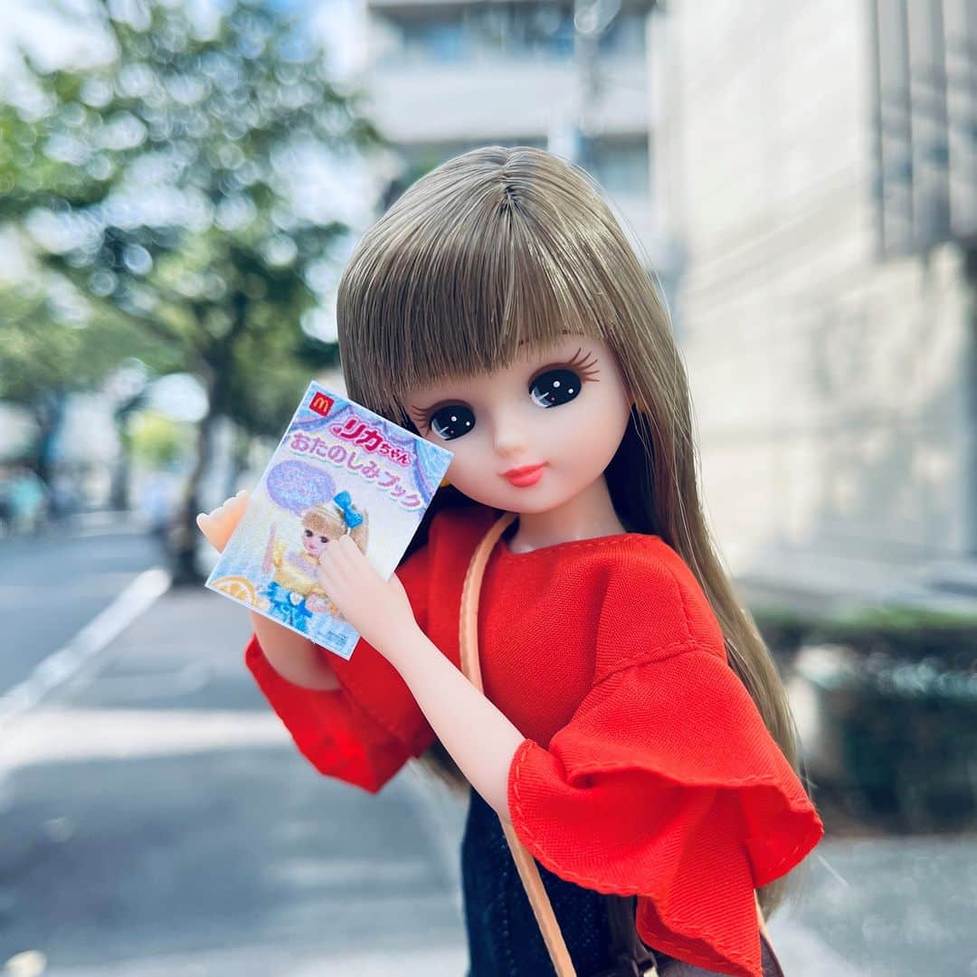のインスタグラム：「今日から #マクドナルド で #ハッピーセット を買うと、先着で「リカちゃん おたのしみブック」がもらえちゃうんだって♡ リカもさっそくもらってきたよ♪   #リカちゃんハッピーセット ぬりえコンテストも開催しているみたい☆ 詳しくはおたのしみブックをチェックしてね♡   https://www.mcdonalds.co.jp/family/happyset/」