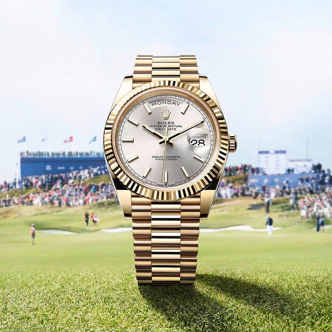 のインスタグラム：「シルバーダイアル、フルーテッドベゼル、プレジデントブレスレットを備えた18 ct イエローゴールド製のデイデイト 40。ゴルフのチーム対抗戦の最高峰においてヨーロッパとアメリカを代表する選手たちと同様に、高いプレステージ性と類い稀な偉業を象徴する時計。ロレックスは、1995年よりライダーカップをサポートしている。  #ROLEX #TheRyderCup #OfficialRolexRetailer #ジュエリーパリ」