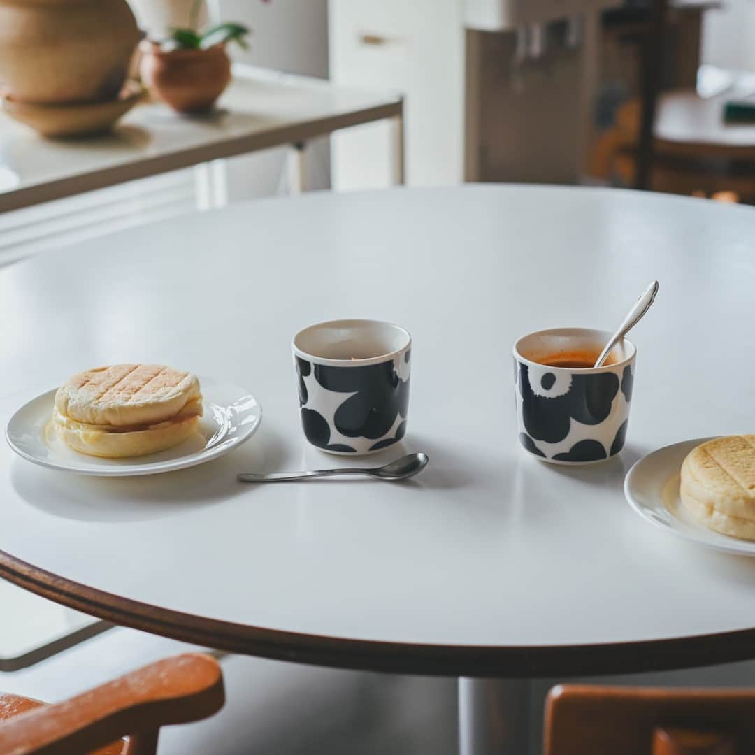 北欧、暮らしの道具店さんのインスタグラム写真 - (北欧、暮らしの道具店Instagram)「【私たちのスタンダード】朝食にも、ほっと一息つきたいときにも。マリメッコのラテマグ、こんなふうに使っています . - - - - - - - - - - - - - - - - -  北欧フィンランドの代表的ブランドといえば、 marimekko（マリメッコ）。 その素敵なテキスタイルの絵柄を 手元で楽しめるラテマグは、 当店のロングセラー商品です。  今回はそんなラテマグの魅力を改めて探ることに。 実際にスタッフ数名の自宅で使った様子と、 愛用スタッフからのリアルなコメントをお届けします。  - - - - - - - - - - - - - - - - - ＜UNIKKO / ネイビー＞ 愛用者：デザイナー 波々伯部 - - - - - - - - - - - - - - - - -  ◼︎波々伯部： 「じつは先日、母から誕生日プレゼントの リクエストをもらって、全く同じ ウニッコのネイビーのラテマグを贈ったんです。  ウニッコは大胆にお花が描かれた柄ですが、 ネイビーだとシックな雰囲気。 和食器と並べても、しっくり馴染みますね。 使いはじめはちょっと小さいかなと思ってたのですが、 コーヒーやお茶を温かいうちに飲むのに ぴったりな容量でした」  - - - - - - - - - - - - - - - - - ＜MINI RASYMATTO / ライトブルー＞ 愛用者：デザイナー 野村 - - - - - - - - - - - - - - - - -  ◼︎野村： 「描かれているドットは、よく見ると 手描きのように味わいがある柄ですね。  耐熱対応で蒸し器やオーブンも使えるとのこと、 150ml程度でプリンやカップケーキを作るのに もちょうどいい大きさです。 もう少し寒くなったら茶碗蒸しを作ってもいいかも。 柄が可愛いので、食べるときにもテンションが上がります」  - - - - - - - - - - - - - - - - - ＜PUKETTI / ベージュ×ブルー＞ 愛用者：編集スタッフ 齋藤 - - - - - - - - - - - - - - - - -  ◼︎齋藤： 「こちらは日本限定のカラーなんですよね。 カフェオレがよく似合う、大人っぽいけれど 可憐な雰囲気もあって。可愛いなぁ。 温かい飲み物はもちろん、子どもたちが ジュースや牛乳を飲むのにもぴったりで、 365日出番があるんですよ。  我が家では、ちょっとした副菜を盛りつける 器としても活躍しています。 可愛いラテマグで副菜を出すと、 子供たちもモリモリ食べてくれる気がします（笑）」  - - - - - - - - - - - - - - - - - ＜UNIKKO / レッド＞ 愛用者：編集スタッフ 澁谷 - - - - - - - - - - - - - - - - -  ◼︎澁谷： 「最近、パキッとしたアクセントになるような色の 食器を集めていたところだったので、 赤色のラテマグは気分にぴったりでした。 とにかく目にとまるだけで元気が出ます。  2個セットなので、これから寒くなる季節に 友人が遊びにきてくれたときなど、 温かいチャイやココアを淹れて出すのに ちょうどいいなぁと思いました。  洗って乾かすためにキッチンクロスの上に 伏せておく時のシルエットさえも、 コロンとして可愛いなぁと眺めてしまいます」  ***  ご自宅用にはもちろん、お引越しや誕生日、 ご結婚のお祝いなどにもよく選ばれるラテマグ。 現在、当店では数種類の柄が揃っています。 ぜひお気に入りの柄を見つけてくださいね。  ーーー 掲載のアイテムはこちら▼ ーーー . ☑︎marimekko / マリメッコ / UNIKKO / ウニッコ / ラテマグ2個セット（ネイビー） ☑︎marimekko / マリメッコ / Mini Rasymatto / ミニラシィマット / ラテマグ2個セット（ライトブルー） ☑︎marimekko / マリメッコ / ラテマグ2個セット（レッド）  ▶︎ プロフィールのリンクから、お値段・サイズなど詳しい情報をご覧いただけますよ。→@hokuoh_kurashi . 🎁「クラシ手帳2024」プレゼントキャンペーン実施中！お買いものいただいた方全員に、当店オリジナルの手帳を無料でお届けいたします。 . #kitchen#kitchendesign#kitchenware#food#foodstagram#キッチン#marimekko#マリメッコ#PUKETTI #プケッティ#UNIKKO#ウニッコ#ラテマグ#日本限定カラー#おやつ#シンプル#朝ごはん#晩ごはん#シンプルライフ#シンプルデザイン#暮らしを楽しむ#日々の暮らし#北欧#暮らし#北欧暮らしの道具店」9月30日 11時01分 - hokuoh_kurashi
