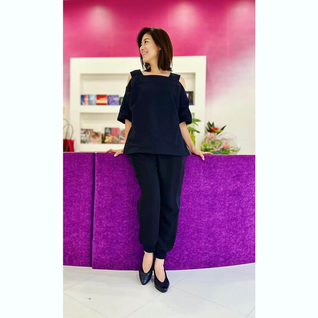 末吉里花のインスタグラム：「久々の美容院💇‍♀️ まだ暑いので、 @erikoyamaguchi_official  ERIKO YAMAGUCHIのオフショルダートップスを身につけています。インドの職人たちによって、手紡ぎ・手織りによって作られるカディ生地の不均一な風合いと、あまり肩があきすぎないところがお気に入り☺️  このブランドはマザーハウス代表の @eriko.mh 山口絵理子さんが立ち上げたアパレルのブランドで、ユニセックスのデザインとサイズでジェンダーレスを意識した素敵なコンセプト。絵理子さんいわく、洋服に使われている「糸」から、洋服が作られるまで全て「インド」で完結する、というものづくりのプロセスだそう。作り手たちの顔が見えるのもマザーハウスと同じです。  皆様、良い週末を！  #erikoyamaguchi #ethical #エシカル #エシカルファッション」