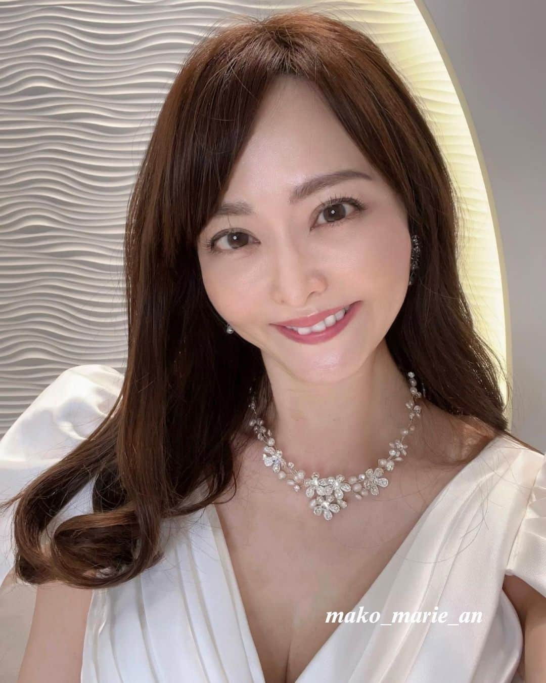 のインスタグラム：「✨✨  9月30日は私のバースデー🎂  毎年バースデーフォトを記念に 撮ってもらっていますが 今年は間に合わなくて  6月に撮ったお気に入りの写真に してみました✨  KITTE名古屋のDRESSYCAFEで 撮影したものです。  @dressycafe_nagoya  @placole_dressy   ドレスを着る機会も当分ないと 思うので記念に😊  去年のお誕生日から あっという間だったなぁ。  撮影をいつも手伝ってくれる 主人や子供達に感謝✨  見守ってくれるお友達や  今まで様々な形でお世話になった 全ての人に、ご縁をありがとうと 伝えたいです。  そして、いつも見てくださる 皆様にも感謝🩷  忙しい中、いいね！やコメント 本当にありがとうございます。 4年間インスタを続けてこれたのも 皆さまのおかげです。  これからも どうぞよろしくお願い致します✨  Grateful to everyone✨  ・ ・  #お誕生日 #誕生日  #mybirthday #mybirthday🎂  #感謝の気持ち #幸せな1日  #myhappymoments  #dressycafe #名古屋 #nagoya」