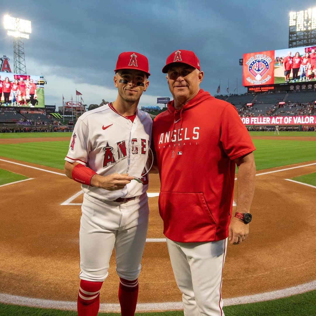 ロサンゼルス・エンゼルス・オブ・アナハイムのインスタグラム：「Congratulations to Zach Neto for being honored tonight as a recipient of the Bob Feller Act of Valor Award!  The award is presented annually to a current MLB player for their support of United States servicemen and women.」