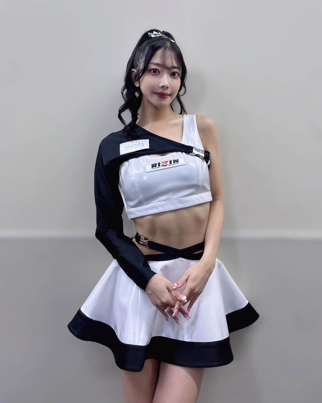 西井綾音のインスタグラム：「あしたは  #rizin_landmark6 🔥  本日の公開計量担当させていただきます！ 相方はりかちゃん @rikaotaka 💙💙  15:15からYouTubeにて配信がございますので ぜひご覧下さい✨✨  #rizin #rizinガール #rizinガール2023」