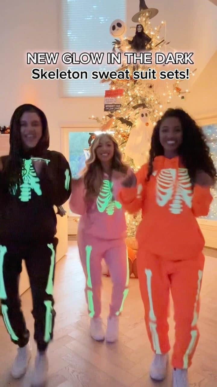 リアン Vのインスタグラム：「New colors in my @shoplianev Glow In The Dark Skeleton Sets! ✨💀」