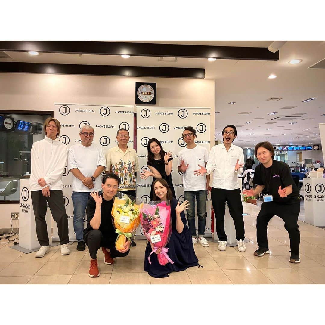 豊田エリーさんのインスタグラム写真 - (豊田エリーInstagram)「🌈 J-WAVE 『Diamond head ETHICAL WAVE』  コロナ禍真っ只中の2020年10月にスタートし 丸３年間、様々なエシカル、サステナブルに関する情報をお伝えしてきましたが、 今日（9/30）の放送で最終回を迎えます。  真生さん、そしてこの素敵なスタッフの皆様と 番組作りをご一緒できたこと、 何事にも代えがたい貴重な経験になりました。  ３年間、たくさんのニュースを読み上げたことで、 自分自身の考えとも向き合い、 今後も大切にしていたい軸というか、何かを決める時、選ぶ時の基準になるものを 時間をかけて養うことができたと思っています。  番組を聴いてくださっていたリスナーの皆様、 ３年間本当にありがとうございました！！ メッセージを読むのもいつも楽しかったなぁ🥰  今夜18時からの放送は、 真生さんと私ふたりで1時間たっぷりお話ししています。 リアルタイムでも、 radikoのタイムフリーでも、 ぜひお楽しみください🕊️  #jwave #ethicalwave」9月30日 11時12分 - ellie_toyota