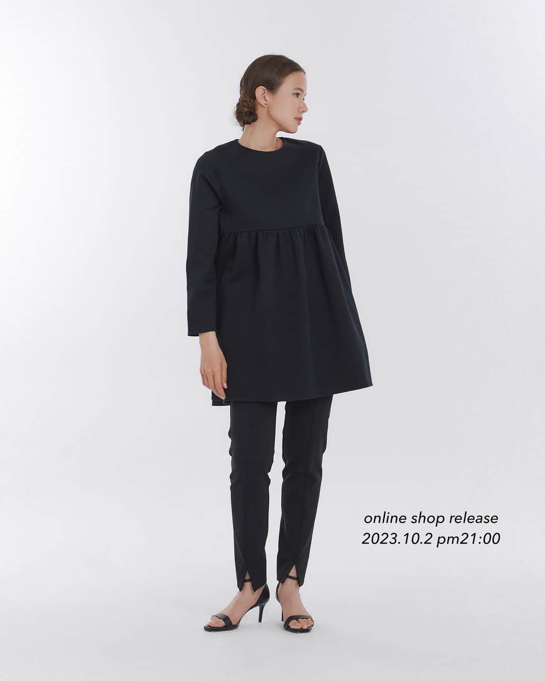 yoriのインスタグラム：「*online shop release*  2023.10/2 pm21:00〜 下記の2023AW新作が 入荷致します！  #バルーンパフスリーブブラウス #ダンボールニットチュニック #チャンキーヘムラウンドTee #コットンベーシックTee #センタープレスサテンワイドパンツ  #yori_japan」