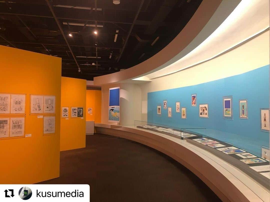 江口寿史さんのインスタグラム写真 - (江口寿史Instagram)「#Repost @kusumedia with @use.repost ・・・ 「江口寿史展ノット・コンプリーテッド」世田谷文学館内覧会へ。  江口さんの作品を絵画としてではなくあくまでマンガという読み物として扱う展覧会。この展覧会には僕は関わっていないので、ああこういう展示が見たかったんだよなぁと思うマンガ読みで編集者の自分がいることに気付かされる。書物が生成される過程を振り返る展示にはまだまだ可能性がある。  江口さんの原画は初期からとてもきれいで、ほとんどデザイン版下のよう。ごく稀なホワイト修正の箇所の意味が読めるようで興味深い。この展覧会は大きな大きな読み物だ。  それにしても「未完」とは。本人が付けたタイトルが秀逸すぎる。展覧会自体がまだ完成ではなく会期中も手が加えられていくらしい。さすが先ちゃん！  #江口寿史　#eguchihisashi #hisashieguchi #世田谷文学館　#世田谷文学館江口寿史展　#notcompleted #eguchihisashiexhibition #setagayabungakukan」9月30日 11時16分 - egutihisasi