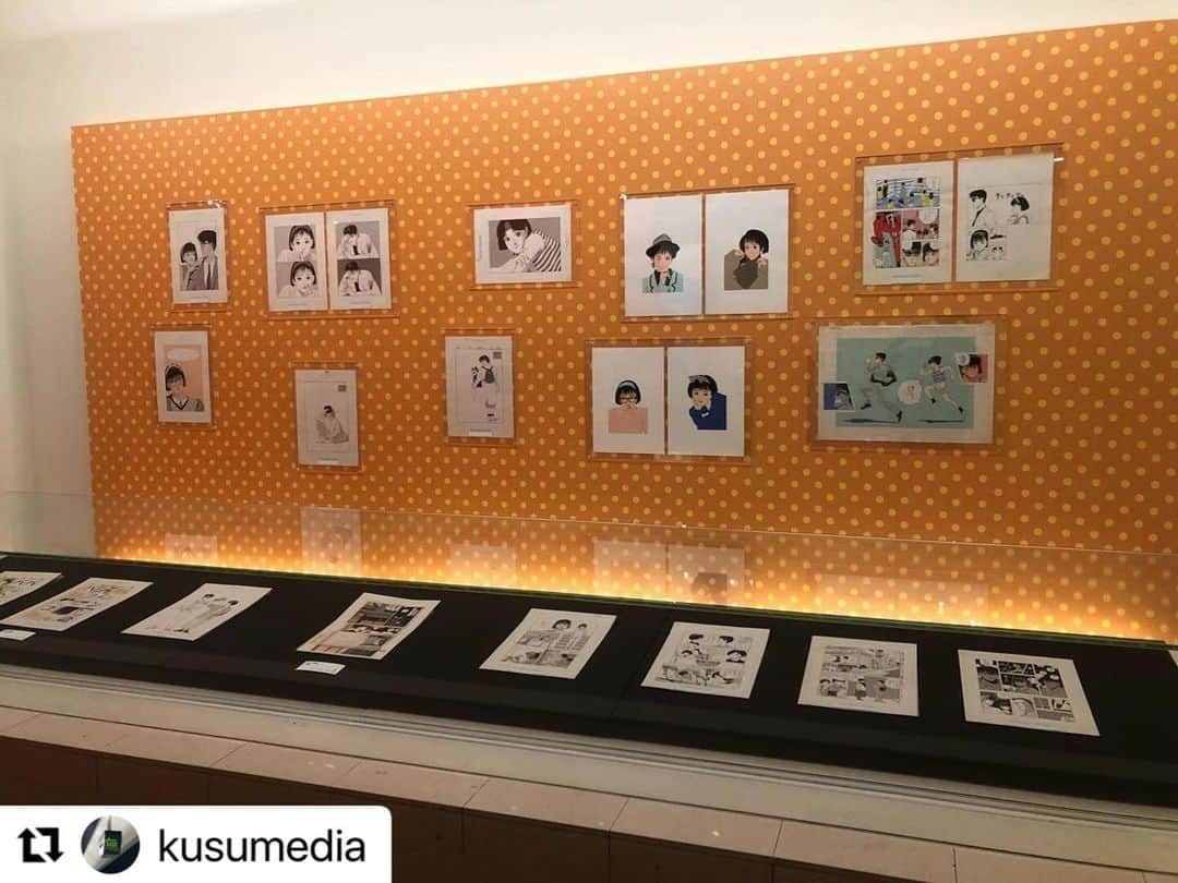 江口寿史さんのインスタグラム写真 - (江口寿史Instagram)「#Repost @kusumedia with @use.repost ・・・ 「江口寿史展ノット・コンプリーテッド」世田谷文学館内覧会へ。  江口さんの作品を絵画としてではなくあくまでマンガという読み物として扱う展覧会。この展覧会には僕は関わっていないので、ああこういう展示が見たかったんだよなぁと思うマンガ読みで編集者の自分がいることに気付かされる。書物が生成される過程を振り返る展示にはまだまだ可能性がある。  江口さんの原画は初期からとてもきれいで、ほとんどデザイン版下のよう。ごく稀なホワイト修正の箇所の意味が読めるようで興味深い。この展覧会は大きな大きな読み物だ。  それにしても「未完」とは。本人が付けたタイトルが秀逸すぎる。展覧会自体がまだ完成ではなく会期中も手が加えられていくらしい。さすが先ちゃん！  #江口寿史　#eguchihisashi #hisashieguchi #世田谷文学館　#世田谷文学館江口寿史展　#notcompleted #eguchihisashiexhibition #setagayabungakukan」9月30日 11時16分 - egutihisasi