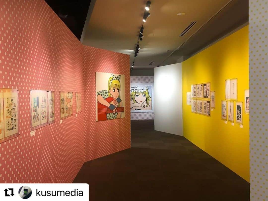 江口寿史さんのインスタグラム写真 - (江口寿史Instagram)「#Repost @kusumedia with @use.repost ・・・ 「江口寿史展ノット・コンプリーテッド」世田谷文学館内覧会へ。  江口さんの作品を絵画としてではなくあくまでマンガという読み物として扱う展覧会。この展覧会には僕は関わっていないので、ああこういう展示が見たかったんだよなぁと思うマンガ読みで編集者の自分がいることに気付かされる。書物が生成される過程を振り返る展示にはまだまだ可能性がある。  江口さんの原画は初期からとてもきれいで、ほとんどデザイン版下のよう。ごく稀なホワイト修正の箇所の意味が読めるようで興味深い。この展覧会は大きな大きな読み物だ。  それにしても「未完」とは。本人が付けたタイトルが秀逸すぎる。展覧会自体がまだ完成ではなく会期中も手が加えられていくらしい。さすが先ちゃん！  #江口寿史　#eguchihisashi #hisashieguchi #世田谷文学館　#世田谷文学館江口寿史展　#notcompleted #eguchihisashiexhibition #setagayabungakukan」9月30日 11時16分 - egutihisasi