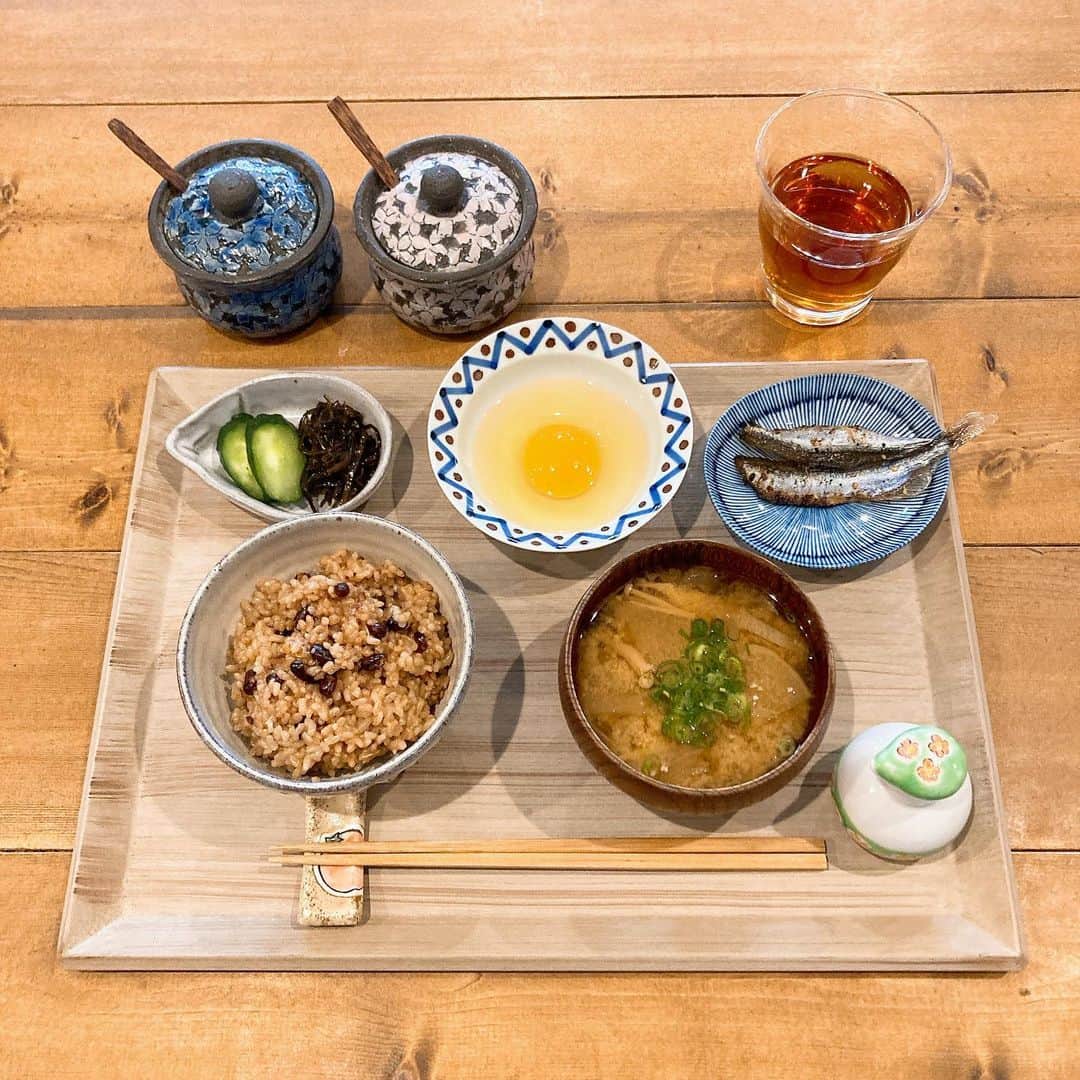 内田絢子さんのインスタグラム写真 - (内田絢子Instagram)「モーニング・コレクション！！ 神戸の元町にある、寝かせ玄米がいただけるカフェ『あおい屋の朝ごはん』  玄米を炊いた後、保温釜で24時間寝かせると、水分が飛んで、モチモチ食感に！小豆を混ぜて炊いてくださるので、そのまま食べると、香ばしくて、ほんのり甘い、寝かせ玄米。  淡路島の北坂養鶏場で育てられた『もみじ』が産んだたまごは、白身がプルプル、黄身はサラッと、でも味は濃厚。たまごかけご飯でいただくと、絶品です！  地産地消、素材にこだわった具沢山のお味噌汁、ししゃものみりん干し、糠漬けなど、寝かせ玄米と一緒に味わってみてくださいね。  #あおい屋 #あおい屋の朝ごはん #寝かせ玄米 #fm802 #brightmorning #モーニングコレクション #モニコレ #金曜朝7時半からコーナーお届けしてます」9月30日 11時20分 - uccijun