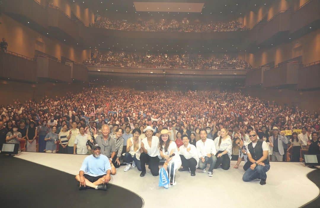 杏里のインスタグラム：「・ 先日はLINE CUBE渋谷にお越しいただきありがとうございました！  レスリーキーさんがステージ上で撮影してくださった皆さんとのショットが届きました！！！  本日は神奈川県民ホールです。 皆さんにお会いできることを杏里をはじめスタッフ一同、楽しみにしています！」