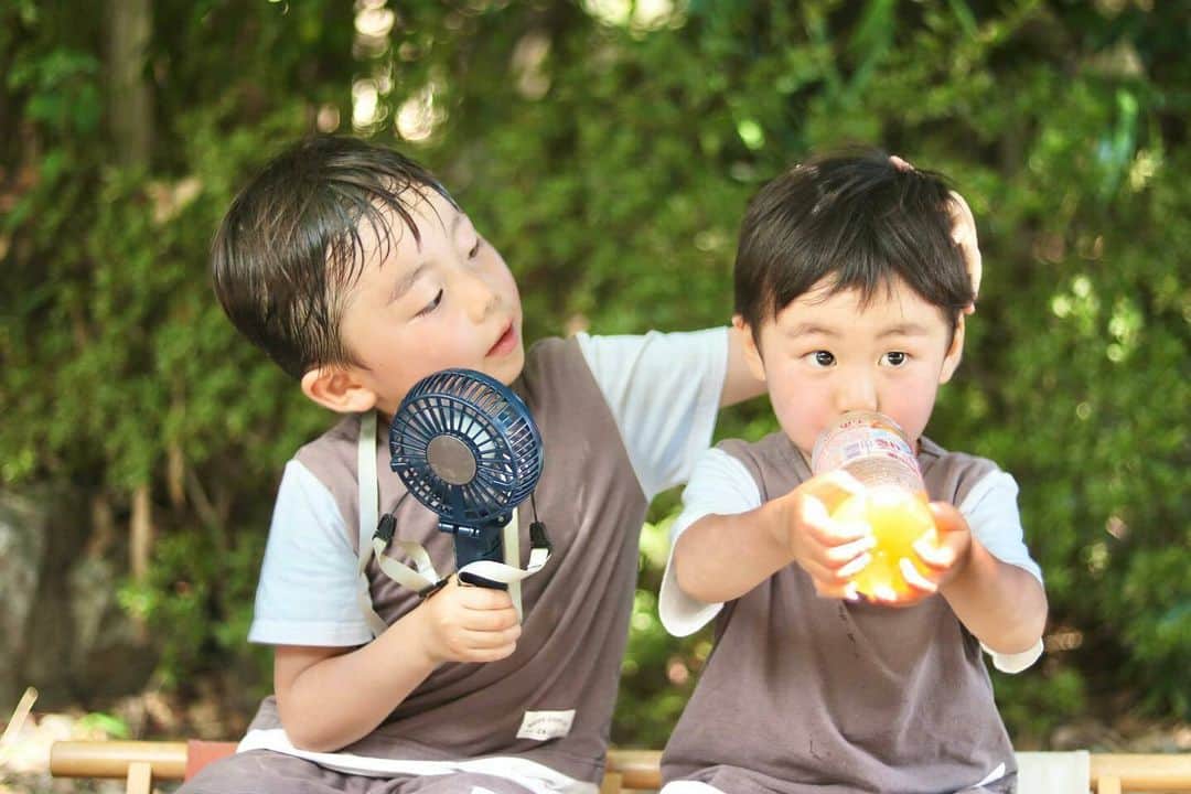 Canon EOS Kiss公式［with Kiss］のインスタグラム：「.@cppo2627 さんからの一枚。 「休憩中もかわいい兄弟」 . ★KissユーザーとEOS R50ユーザーの皆さんの写真をご紹介！ . キヤノンEOS Kissで撮られた写真に 「 #Kissカメラ 」をつけて投稿いただいた 皆さまの写真をご紹介します。 . キヤノンEOS R50で撮られた写真に 「 #Kissカメラ 」に加え、「 #EOSR50 」をつけて 投稿いただいた皆さまの写真をご紹介します。 . #eoskiss シリーズのミラーレスカメラ「EOS Kiss M2」。 小型・軽量ながら人物の「瞳」を追いかける瞳AF機能を搭載するなど、 動き回るお子様の撮影でも、大切な一瞬を逃しません。 . 一眼レフKissでは、「EOS Kiss X10i」が好評発売中！ Kissシリーズの【かんたん、きれい、コンパクト】をEOS Rシステムとして実現した「EOS R50」が好評発売中！ . . #EOSKissM2 #EOSKissX10i #EOSKissX10 の詳細は、 本アカウントのプロフィール（ @with.kiss ）のURLから。 . #EOSKissM2 #EOSKissX10i #EOSKissX10 #EOSR50 #KissisMyLife #eoskiss #withkiss #キヤノン #canon #eos #kissカメラ #育児 #子育て #親ばか #こども #子供 #写真」