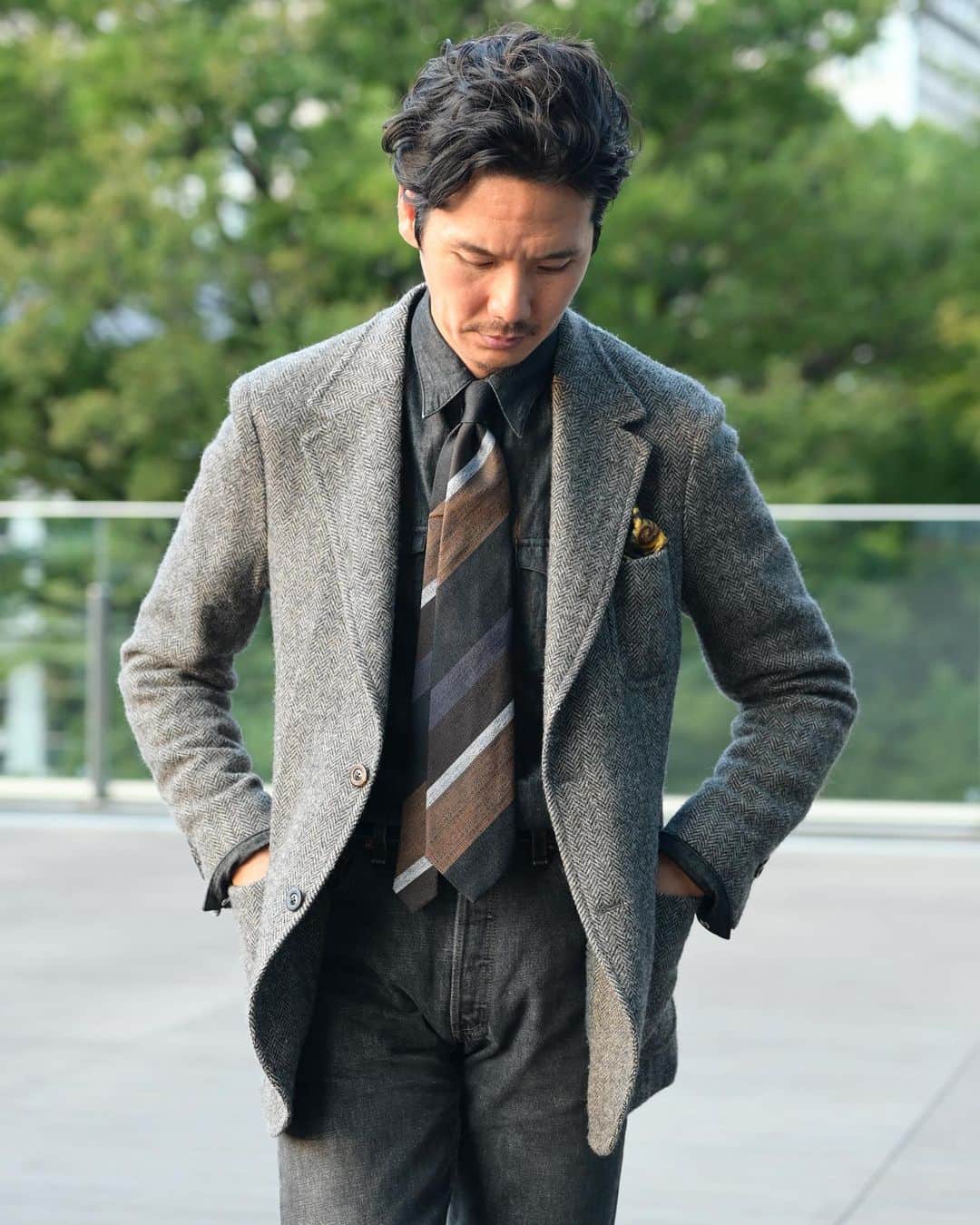 のインスタグラム：「"Possibility of Dark Gray"⬅︎⬅︎⬅︎swipe left 深みのあるグレーの可能性。 これも一つの私らしいクラシックスタイル。  Tap for Brands ・ ITEM Jacket： @boglioliofficial  Shirt： @milaschon_official  Tie： @seaward_and_stearn  Jeans： @levis 501black 90's Pocket square ： vintage  Shoes： @churchs  Watch： @patekphilippe 80's  ・ #beamsf #jacketstyle #classicmenswear #gentlemen #follow #influence #bestoftheday #vintagewear #spezzatura #outfitmen」