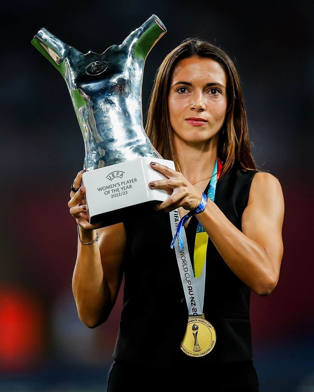 Skills • Freestyle • Tekkersのインスタグラム：「Aitana Bonmatí presented her UEFA Women's Player of the Year award to the Barcelona fans before the men's team's match vs. Sevilla 🌟」