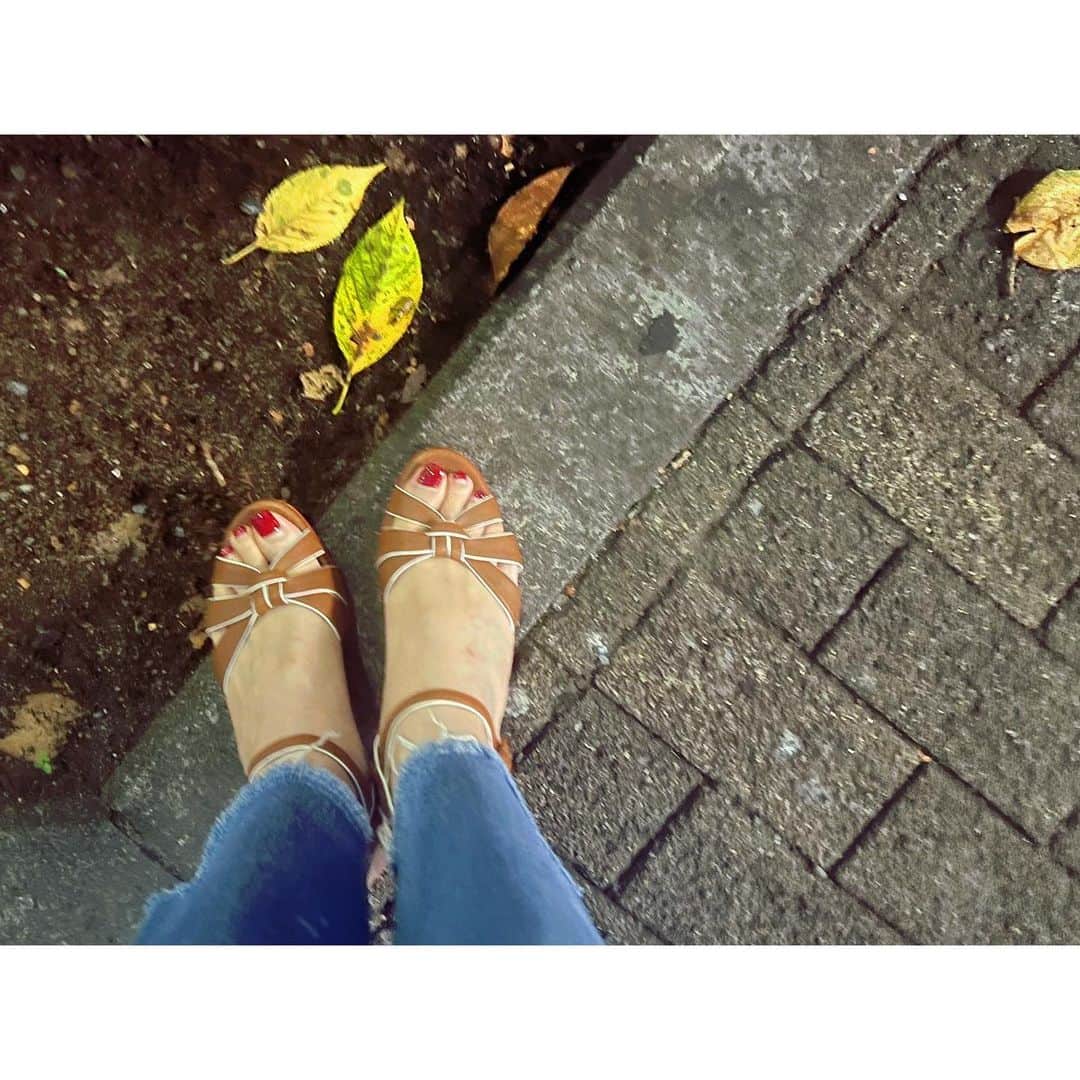 秋本祐希のインスタグラム：「🍂🍂🍂 #shoes #christianlouboutin #靴好き#footnail #autumn  季節の変わり目 何を着たらいいか分からなくなる😑 毎年何着てた？ってならない？？」