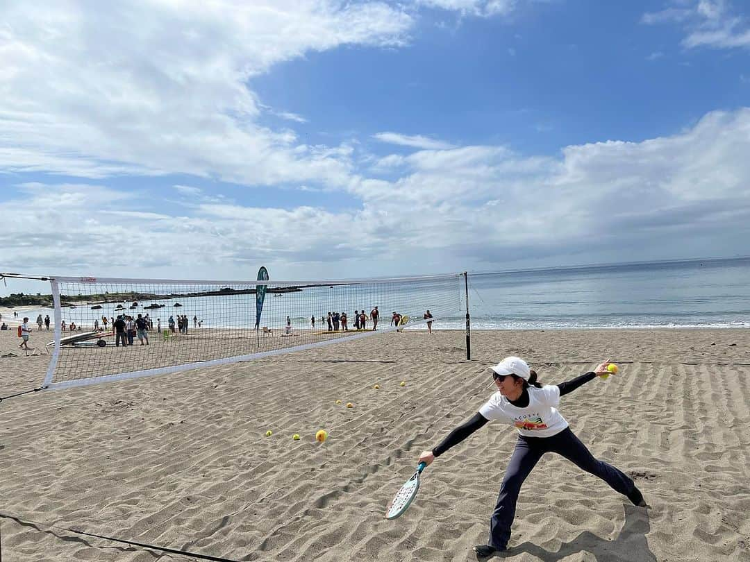 田中美佐子のインスタグラム：「葉山一色海岸。 今日は一面のみだけど、、今日はスタッフが試合とか他の用事でいない😆😆😆 体験者さんもなんかいない^_^ 午後からも体験でいくらでもできますから、湘南地区の人、時間あれば遊びに来てくださーい。 海もみんな泳いでるけど気持ちよさそうです！  手ぶらと体験５００円でー！  一色海岸トイレ前にあります！ 素敵なコーチが待ってます！ ファミリー、みんないい人です！  #ビーチテニス#葉山#一色海岸#トイレ前 １０時から待ち続けてるよー！」