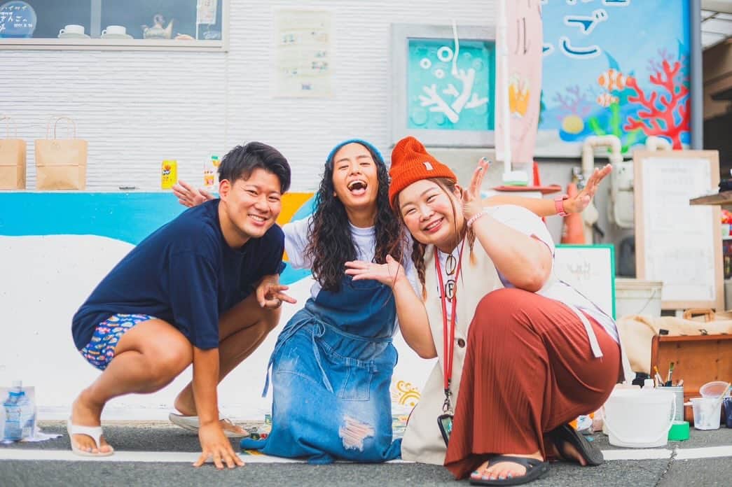 優宇さんのインスタグラム写真 - (優宇Instagram)「_ とっても貴重な土曜日休みを普通に終わらせるか！ ...と、早起きで向かった先はこちら🪄✨ 千葉県市川市にある沖縄サンゴ(@okinawa_sango35 )にて専門時代のお友達ご夫妻がウォールアートするということで突撃で遊びに行ってきました☺️  ３枚目はTommy(@tommy_tommy_yu )が真剣にウォールアートちゅう🎨🌈何かモノができあがるまでの様子って私だいすきでずっと眺めてられる。  mino(@sun.sun_rainbow )とは学生時代の話で大盛り上がり😂うんうん若気の至りだったな😌なによりみんなに知ってほしいのはminoはわたしの保護動物AIDの絵を描いてくれた本人っ🥰あとでその写真もポストしまあす🫶  超素敵なカメラマンはTommyの同級生 かんくん(@totostudio_canhouse )です📷✨ 素敵な写真で溢れてて朝から幸せ、ありがとう🧁」9月30日 11時40分 - yuustagram719