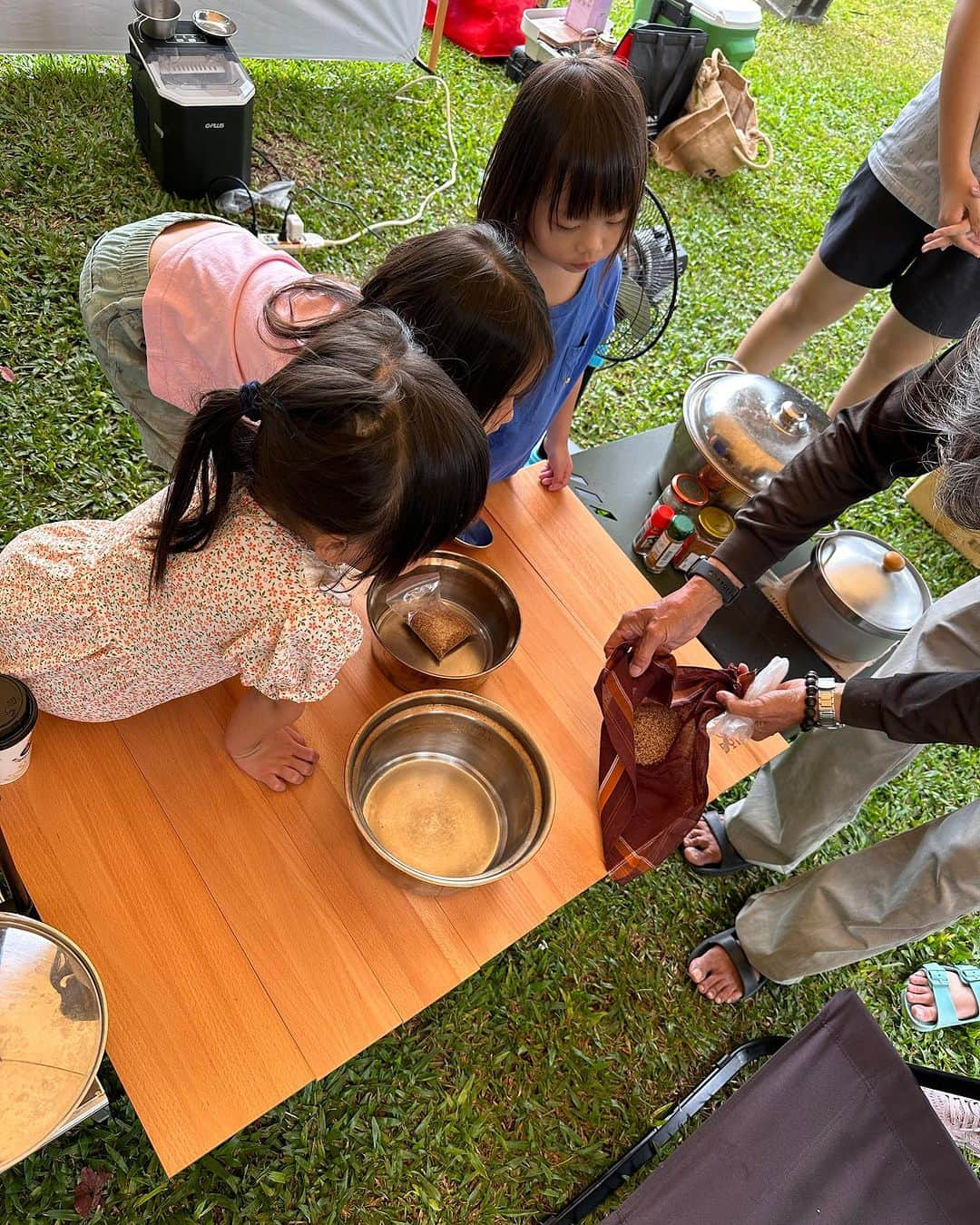 江宏傑さんのインスタグラム写真 - (江宏傑Instagram)「上山露營⛺️  營主讓孩子們體驗洗愛玉❤️ #中秋節快樂🎑 #福心園咖啡農場露營區」9月30日 11時40分 - chiang_hung_chieh