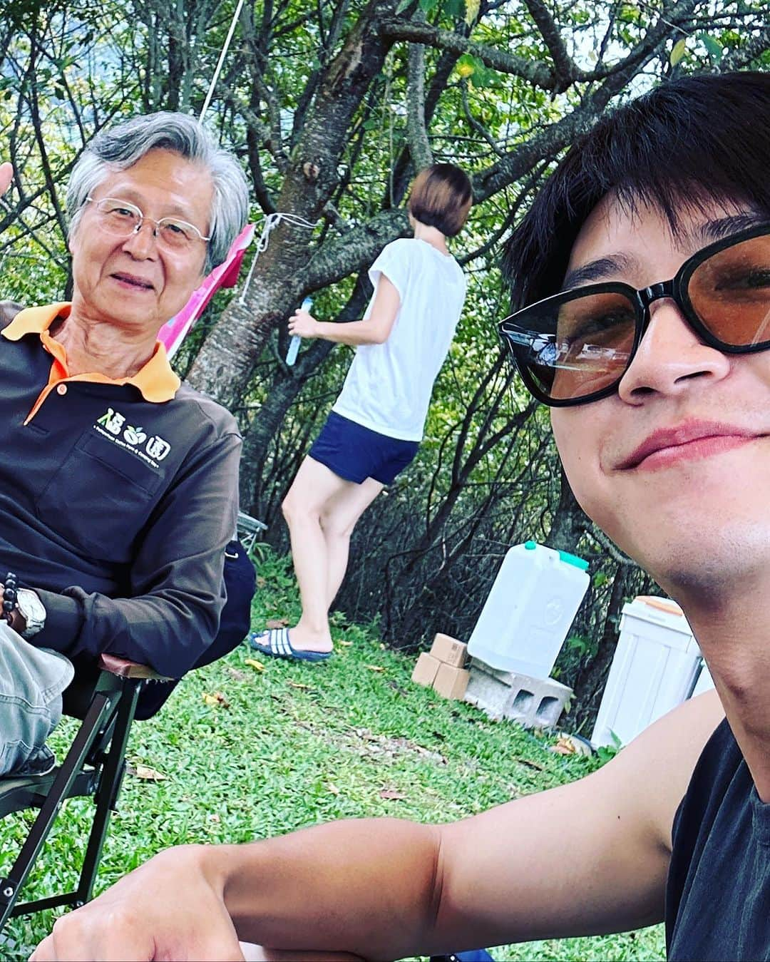 江宏傑さんのインスタグラム写真 - (江宏傑Instagram)「上山露營⛺️  營主讓孩子們體驗洗愛玉❤️ #中秋節快樂🎑 #福心園咖啡農場露營區」9月30日 11時40分 - chiang_hung_chieh