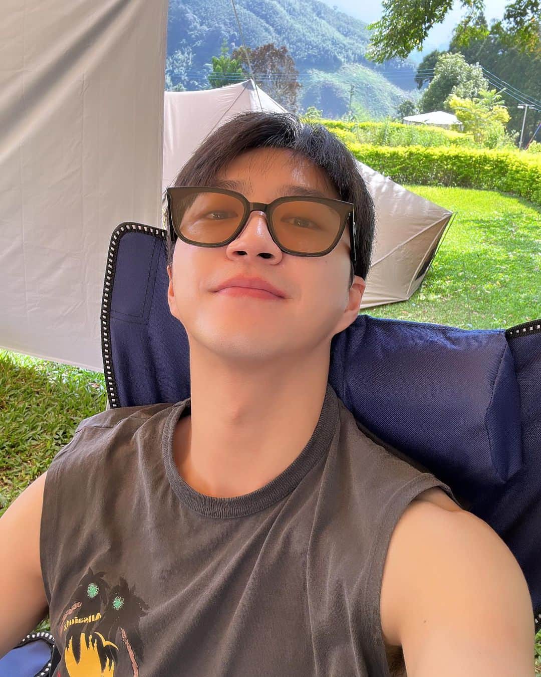 江宏傑のインスタグラム：「上山露營⛺️  營主讓孩子們體驗洗愛玉❤️ #中秋節快樂🎑 #福心園咖啡農場露營區」