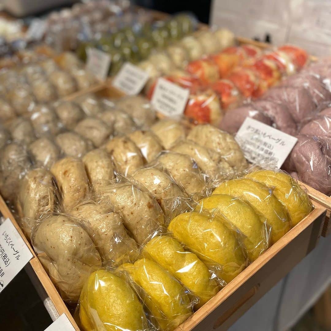 枚方T-SITEさんのインスタグラム写真 - (枚方T-SITEInstagram)「始まりました パンまつり！  2023年9月30日 秋晴れでございます。 美味しいパンが集結した枚方T-SITEにお越しください。  何回かに分けてご紹介します。  ・ラパン福島店 初出店の生食パン専門店。数々の食パンのバリエーション、食べ比べてみてください。  ・KAMOGAWA BAKERY もちもち食感のやみつきベーグル。お惣菜系からスイーツ系まで沢山の種類をお楽しみください。  ・向井化粧品店 化粧品店がパン祭り初出店！美肌効果のあるビタミンCいっぱいのレモンマーマレードを販売します。尾道のレモンを使った無添加、絶品のマーマレードです。9月30日のみの参加です。  お買い物の最後にはポイントお兄さんのところでTポイント5ptを受け取ってくださいね。  【INFORMATION】 WE LOVE BAKERY ■会期：2023年9月30日（土）〜10月1日（日） ■場所：枚方T-SITE1階 ■時間：10:00〜16:00 （売り切れの場合があることをご了承ください。）  #枚方tsite  #枚方tサイト  #枚方t_site  #枚方蔦屋書店  #パンのお祭り  #welovebakely」9月30日 11時40分 - hirakata_tsite