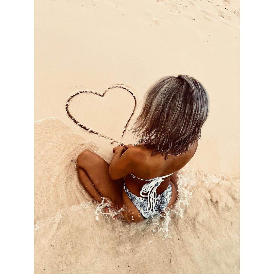 石垣千菜美のインスタグラム：「宮古島〜🌺 今年の夏はマヂでエンジョイしまくりだった🌴  また来年真っ黒く私をしてください✌🏽  はぁ〜楽しかった🙄❤️」