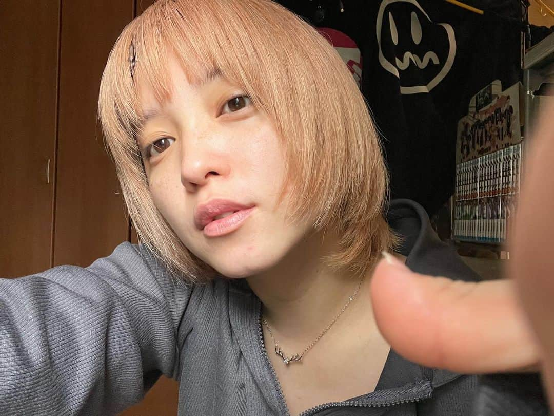 大塚りりあさんのインスタグラム写真 - (大塚りりあInstagram)「ほんと、ここ10年で1番髪長い  3ヶ月殆ど撮影してないだけでこれだから、 サロモ辞めたら半年で鎖骨まで伸びそう🤔  過ごしやすくなって 汗もかかないから撮影沢山したいですわ 早くショートにしたいいい！！！  #サロモ #ショートしか勝たん #自撮り」9月30日 11時35分 - riria_ohtsuka