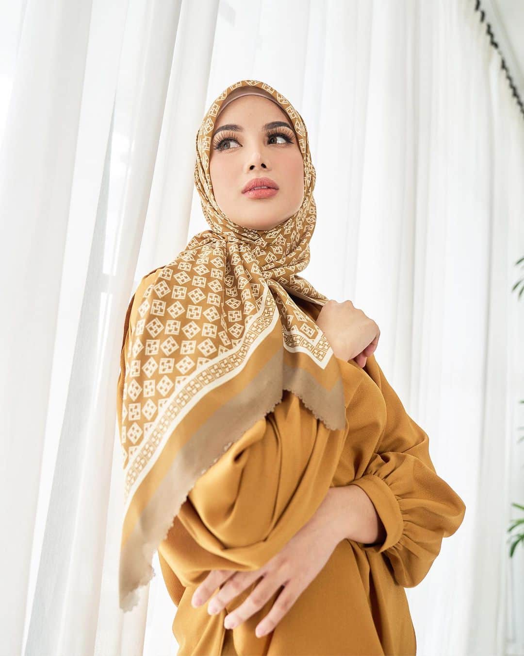 Ivan Gunawanさんのインスタグラム写真 - (Ivan GunawanInstagram)「Make a bold statement and exude confidence with this must-have scarf that not only speaks sunshine but also radiates your inner beauty, making your look truly complete ✨  Save this post for your inspiration hijab look !   ——————  Our special model :  Kannaporn Phatthanaphan @kana.p.p  Miss Grand Surin 2023 👑  @yayasanduniamegabintang  P R I V E From @ivan_gunawan to you only ❤️  #ivangunawan #ivangunawanprive #ExclusivebyIvanGunawan #PremiumBlouse #ForeverFashionable #ConfidentlyYou #luxurystyle」9月30日 11時36分 - ivan_gunawan
