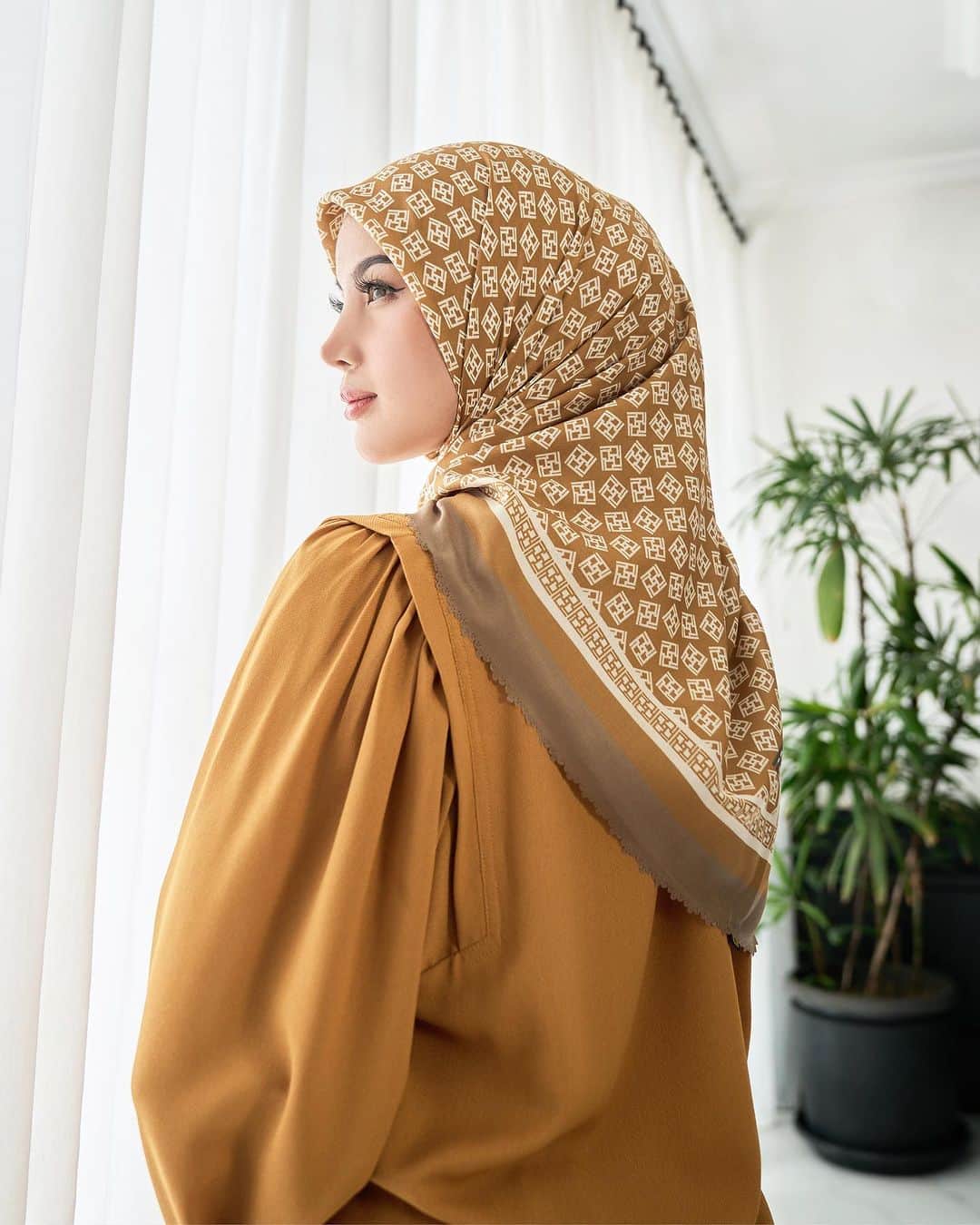 Ivan Gunawanのインスタグラム：「Make a bold statement and exude confidence with this must-have scarf that not only speaks sunshine but also radiates your inner beauty, making your look truly complete ✨  Save this post for your inspiration hijab look !   ——————  Our special model :  Kannaporn Phatthanaphan @kana.p.p  Miss Grand Surin 2023 👑  @yayasanduniamegabintang  P R I V E From @ivan_gunawan to you only ❤️  #ivangunawan #ivangunawanprive #ExclusivebyIvanGunawan #PremiumBlouse #ForeverFashionable #ConfidentlyYou #luxurystyle」
