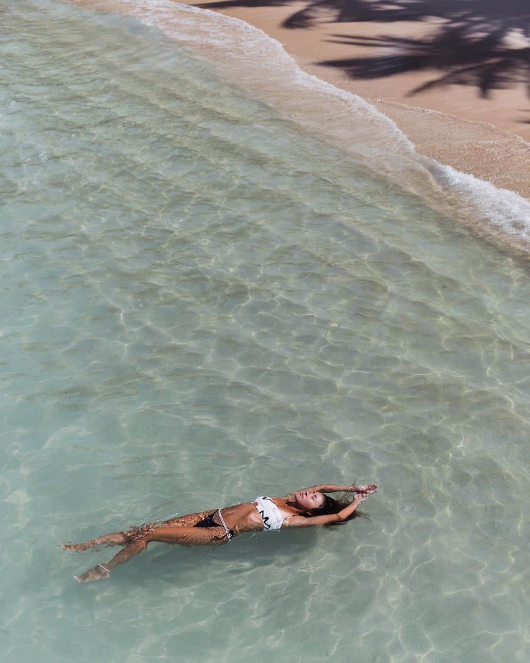 山中美智子のインスタグラム：「@kealohi.photo 🌺📸  海で女の子を撮るならケアロが天才だと思う。毎日海にいて、サーフィンしたり、🤿したりしてる彼女は、🌊がどうなら素敵で砂がこうなら可愛い✨って言う構図が完璧なの🤍  友達と海と遊びながら撮影できてとても楽しかった🫰🏾  LOOK BOOKも絶対最高になるはず🩷  １月くらいかなっ✨どうぞお楽しみにね🫰🏾  2024 SS @alexiastam_official」