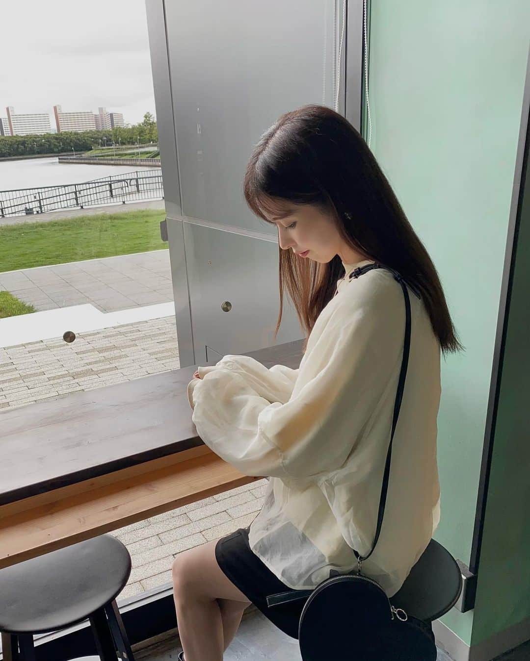 のインスタグラム：「. Babのシアーレイヤードスウェットトップス🤍 @bab.showroom  このスウェット可愛い😍 オーガンジーがレイヤードになっているスウェットだよ✨ 袖も程よいボリュームになってるよ☺️ . . . #PR #babcode #bab #スウェットコーデ  #レイヤードコーデ #ママコーデ #大人カジュアル #カジュアルコーデ #きれいめカジュアル #綺麗目カジュアル  #キレイめカジュアル #きれいめコーデ  #高見えコーデ #シアートップス  #モノトーンコーデ #白黒コーデ #locari #partegram」