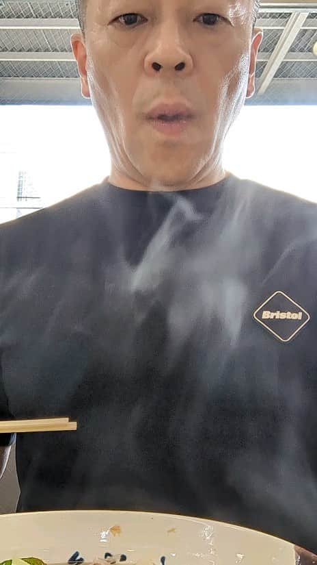 古賀シュウのインスタグラム：「Live·Kennyの7周年を無事終え 分かった事は 友人 知人 また インスタを見て来てくれた御夫婦が見え 旦那様が 「妻が古賀シュウさんのファンなんです！」と言われ 私が奥様に「私の何のネタが好きですか？」と聞くと 「きしめんを食べるシーンです！」と言われ 期待に答え やってみました 特とご覧下さい✨」